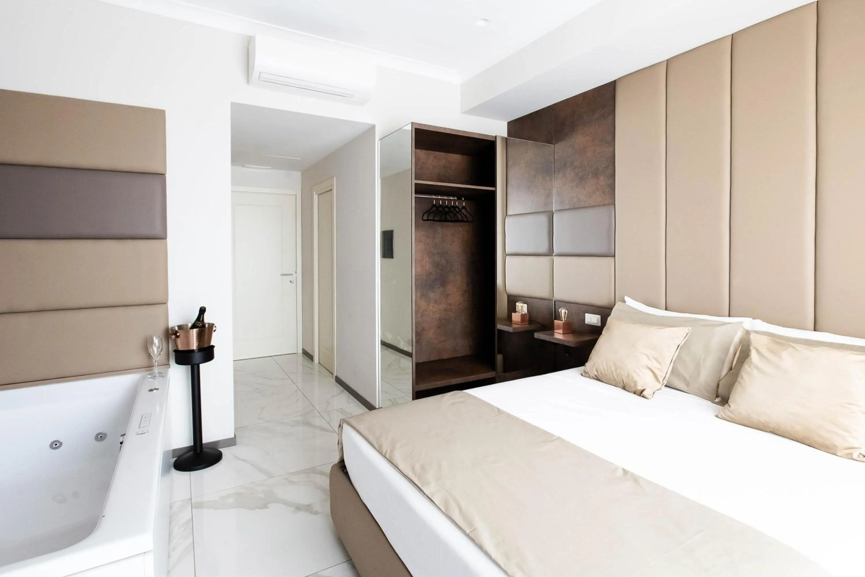 Photo of the whole room, Bed in Imperatrice Suites