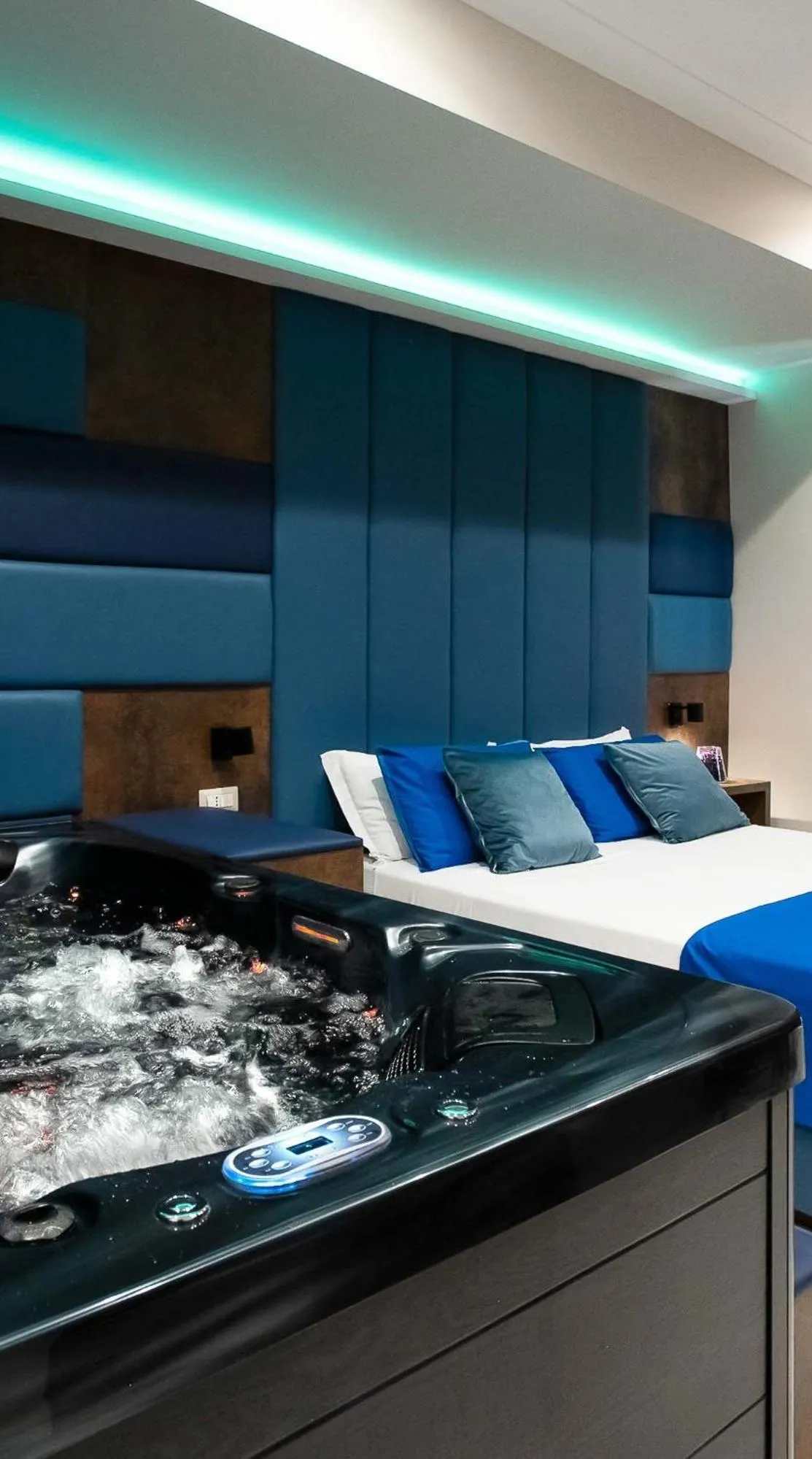 Hot Tub in Imperatrice Suites