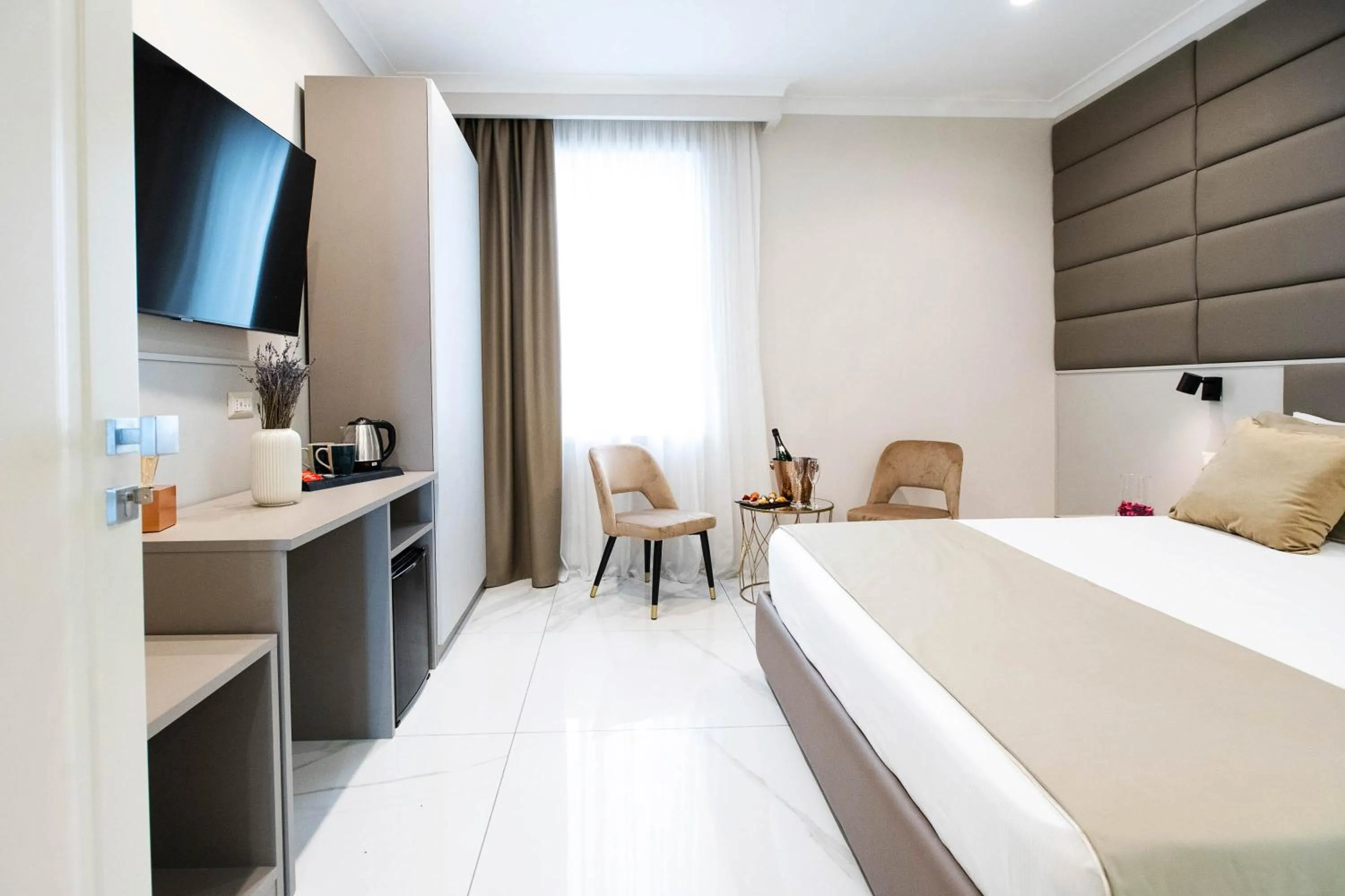 Photo of the whole room, Bed in Imperatrice Suites