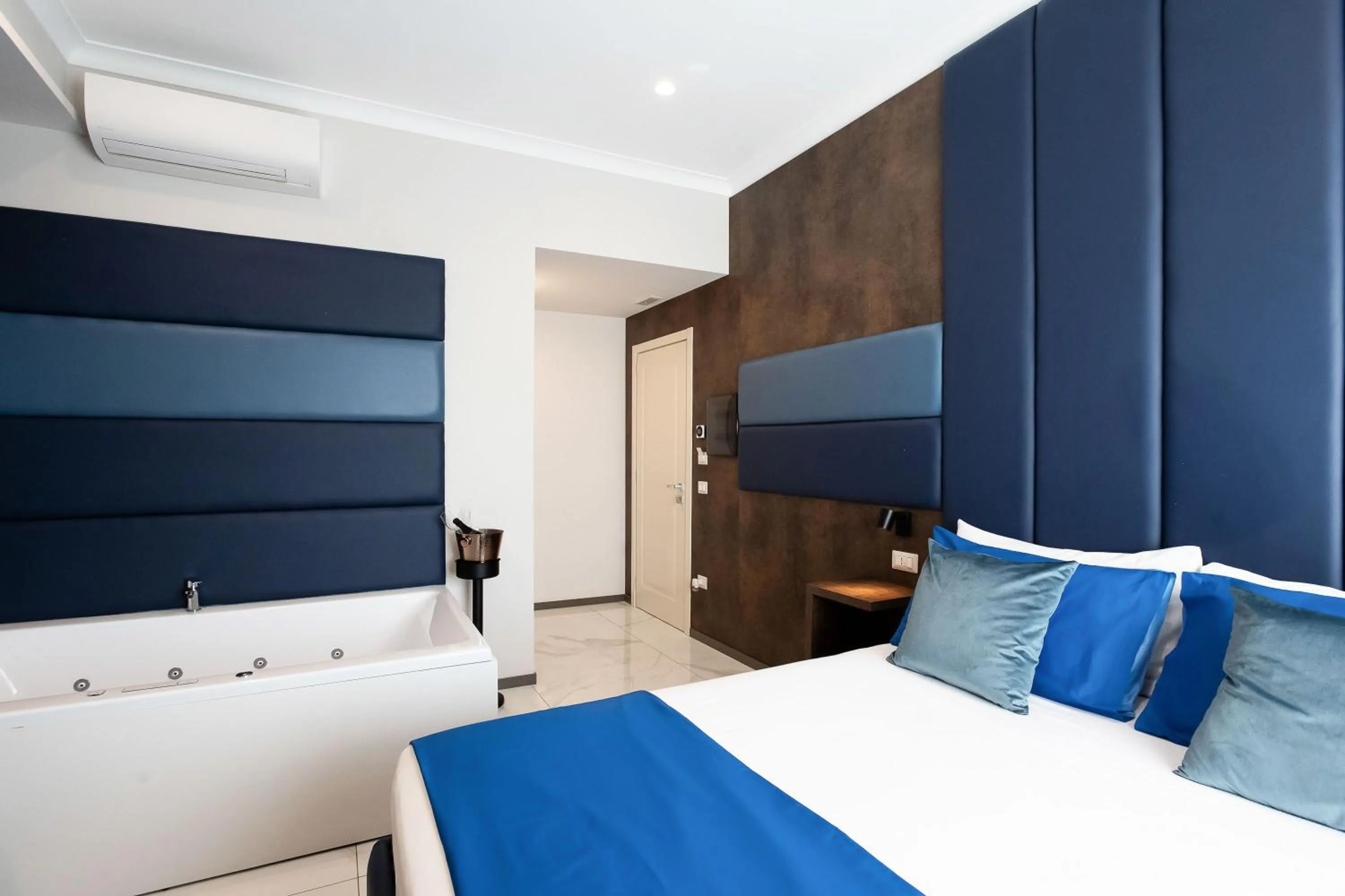 Photo of the whole room, Bed in Imperatrice Suites