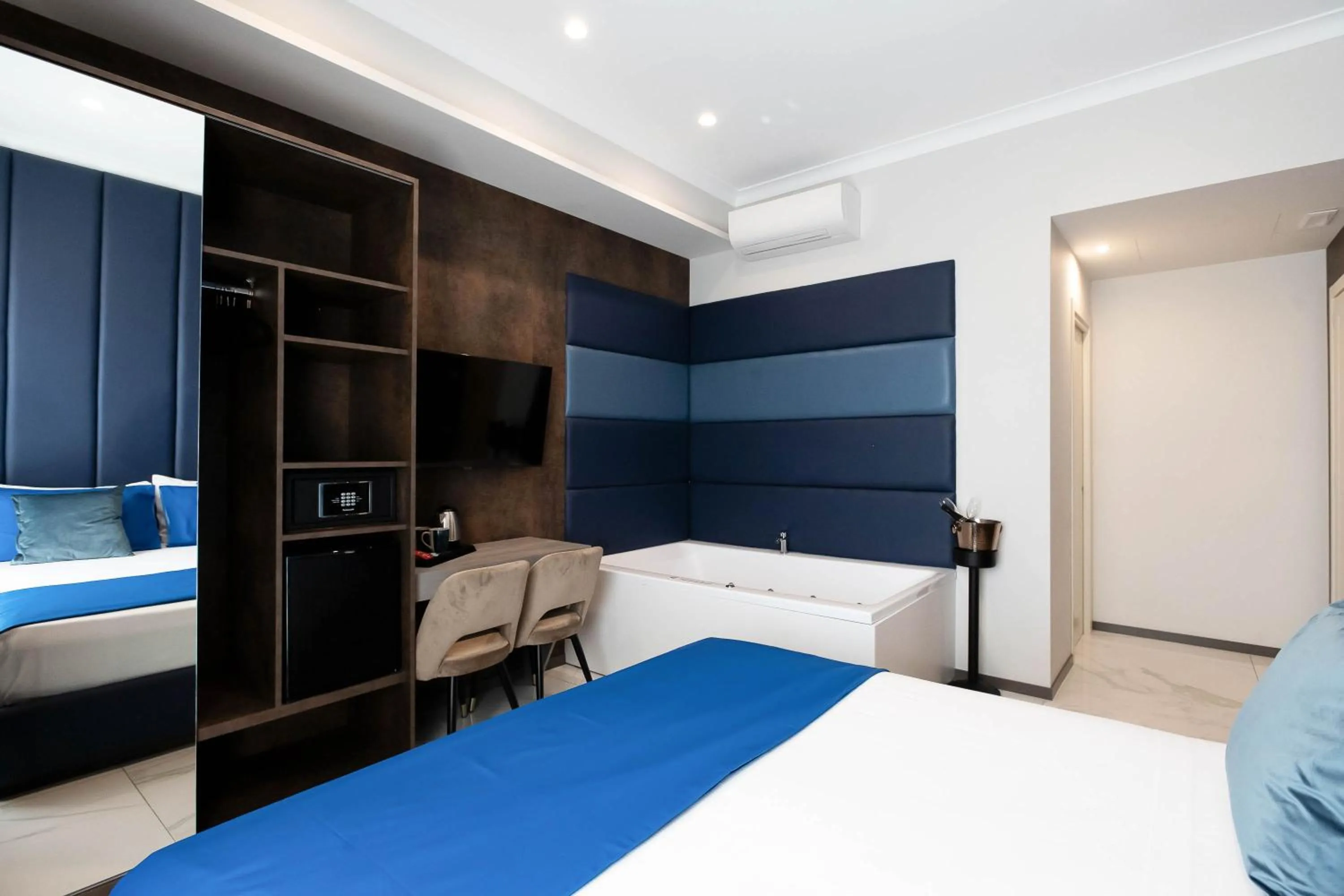 Photo of the whole room, Bed in Imperatrice Suites