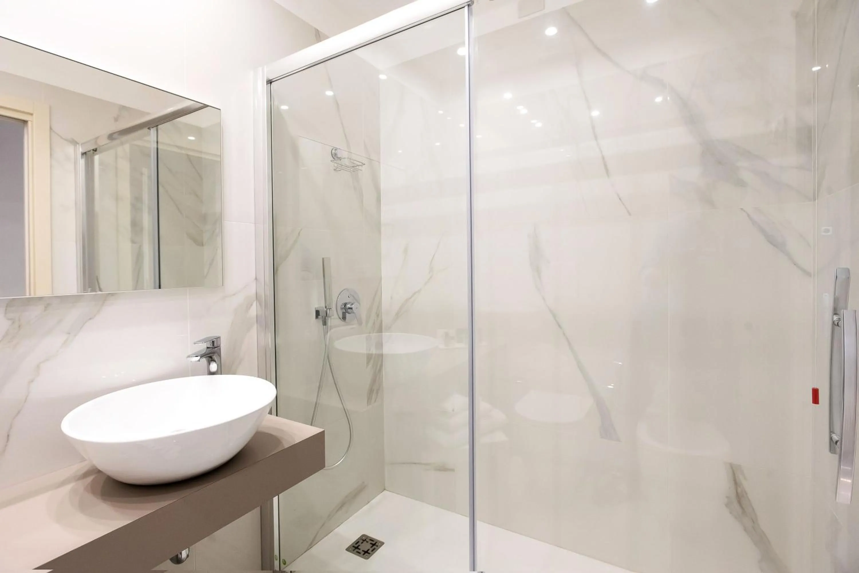 Shower in Imperatrice Suites