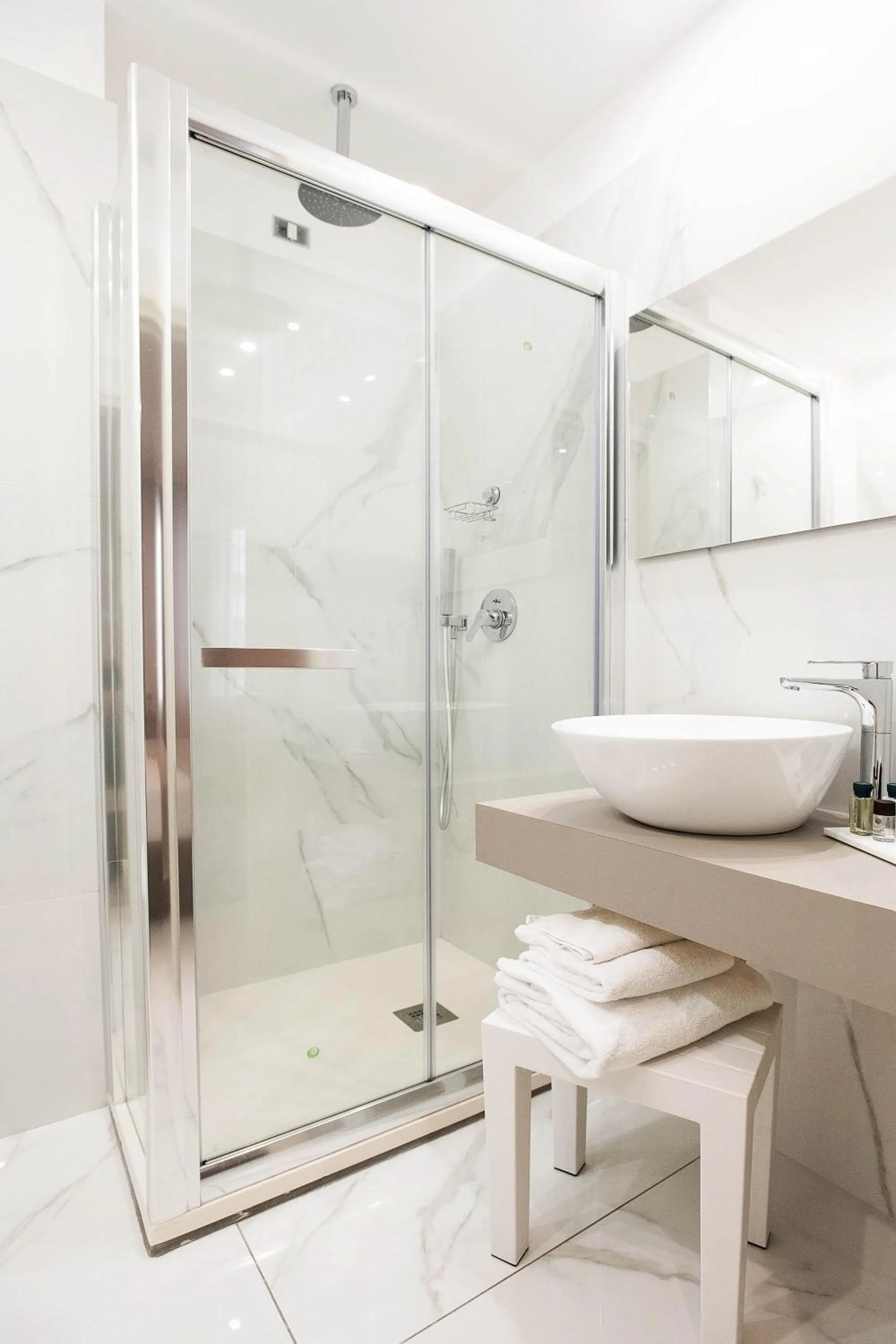 Shower in Imperatrice Suites