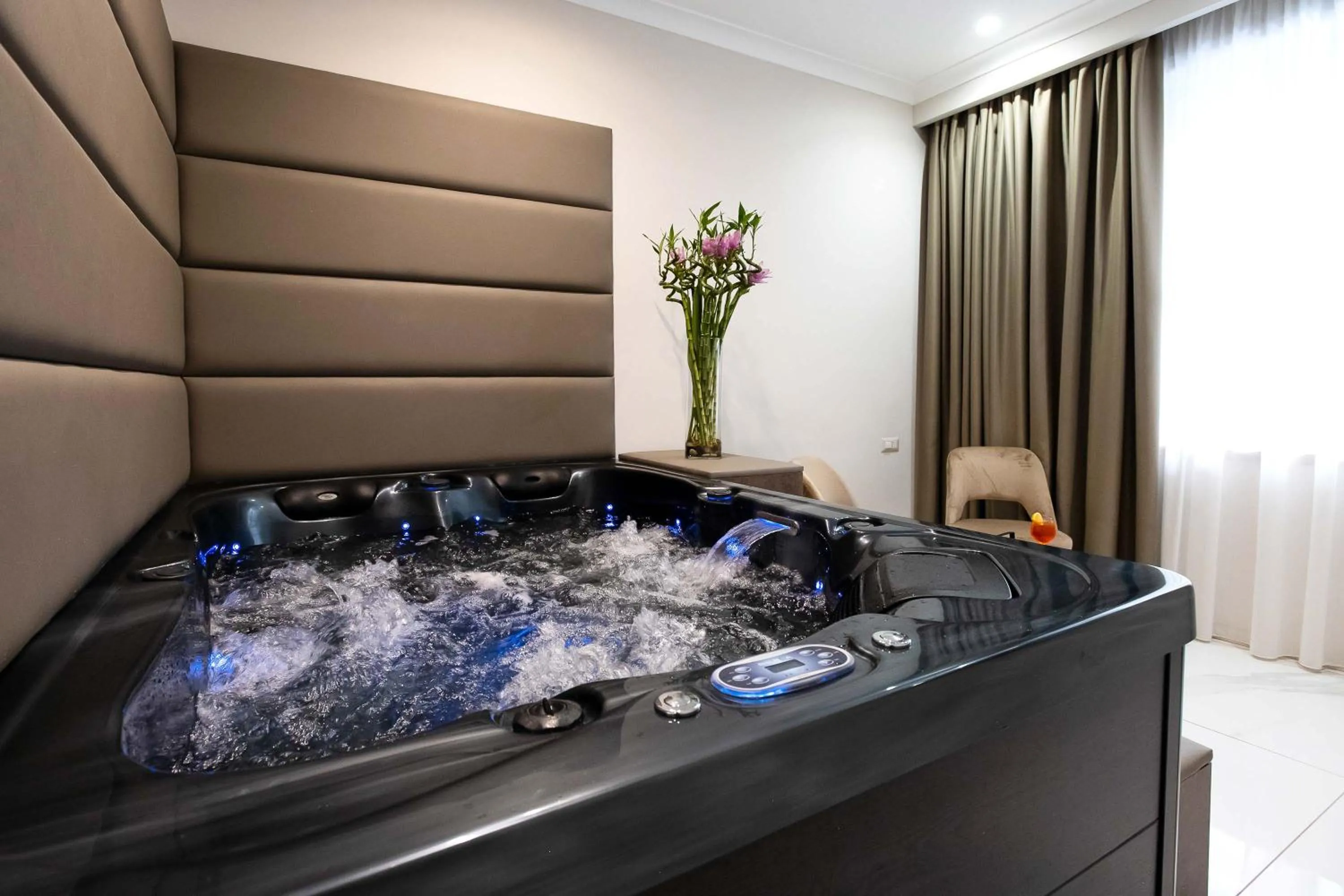 Swimming pool in Imperatrice Suites