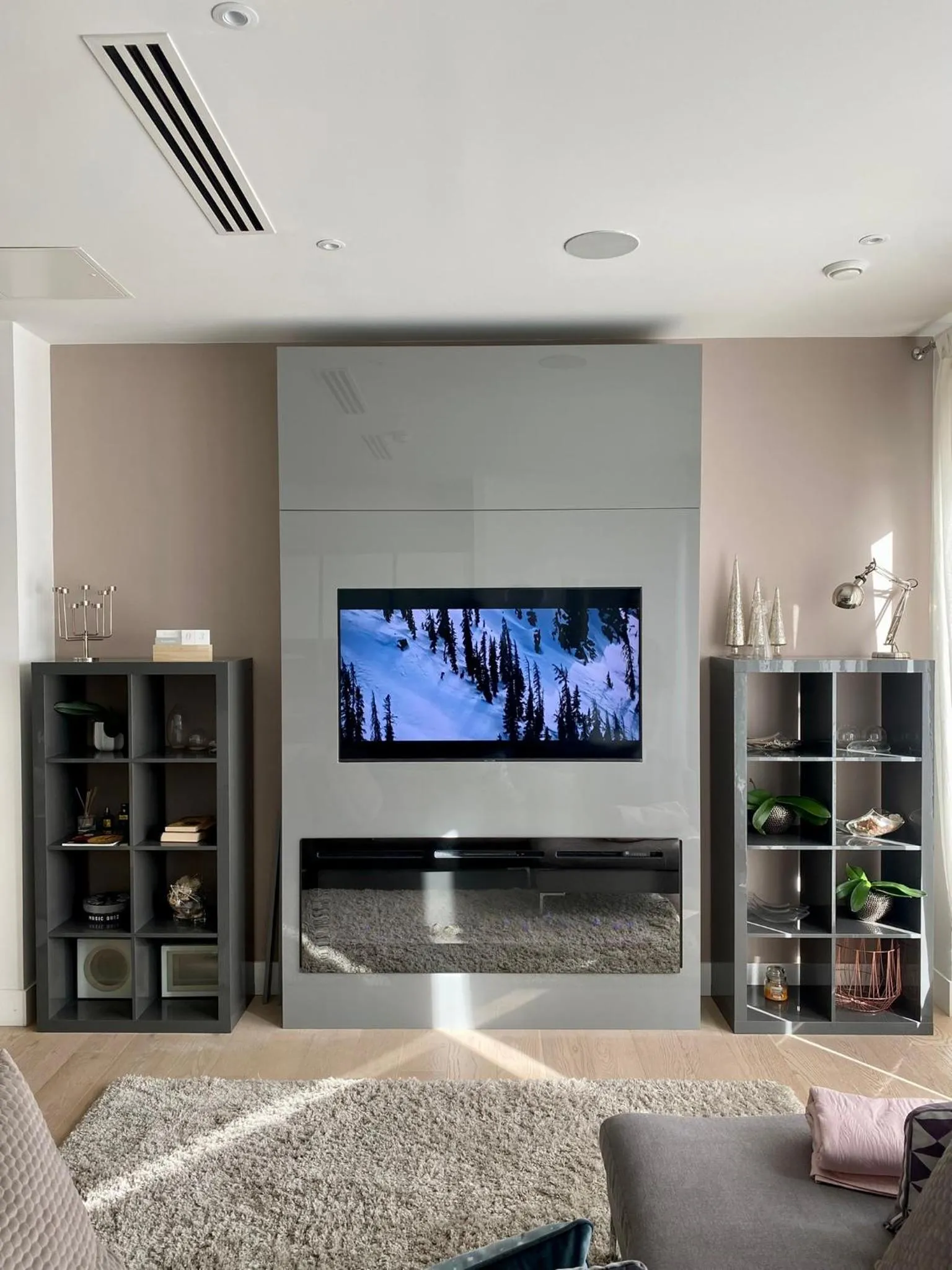 TV and multimedia in Thames riverside apartment in London