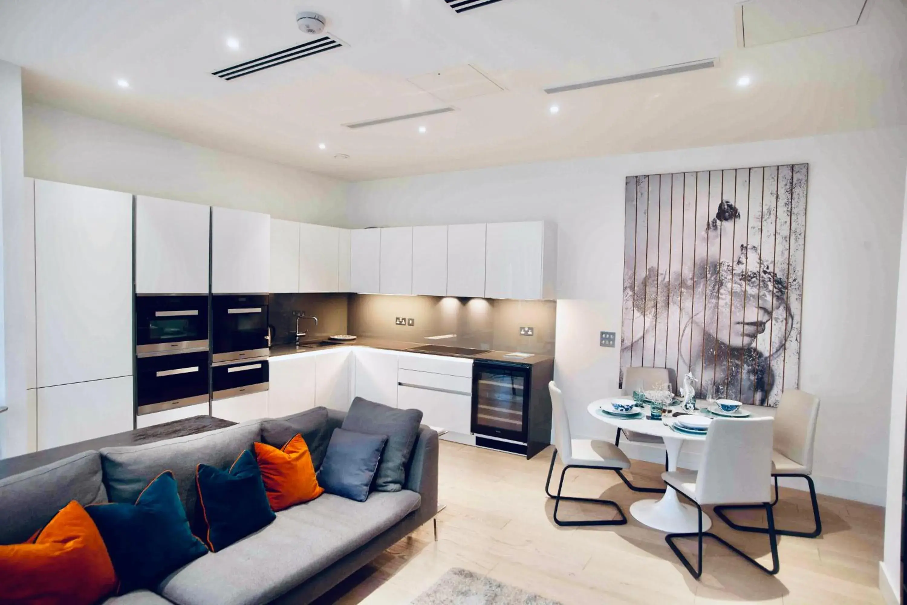 Thames riverside apartment in London Thames riverside apartment in London