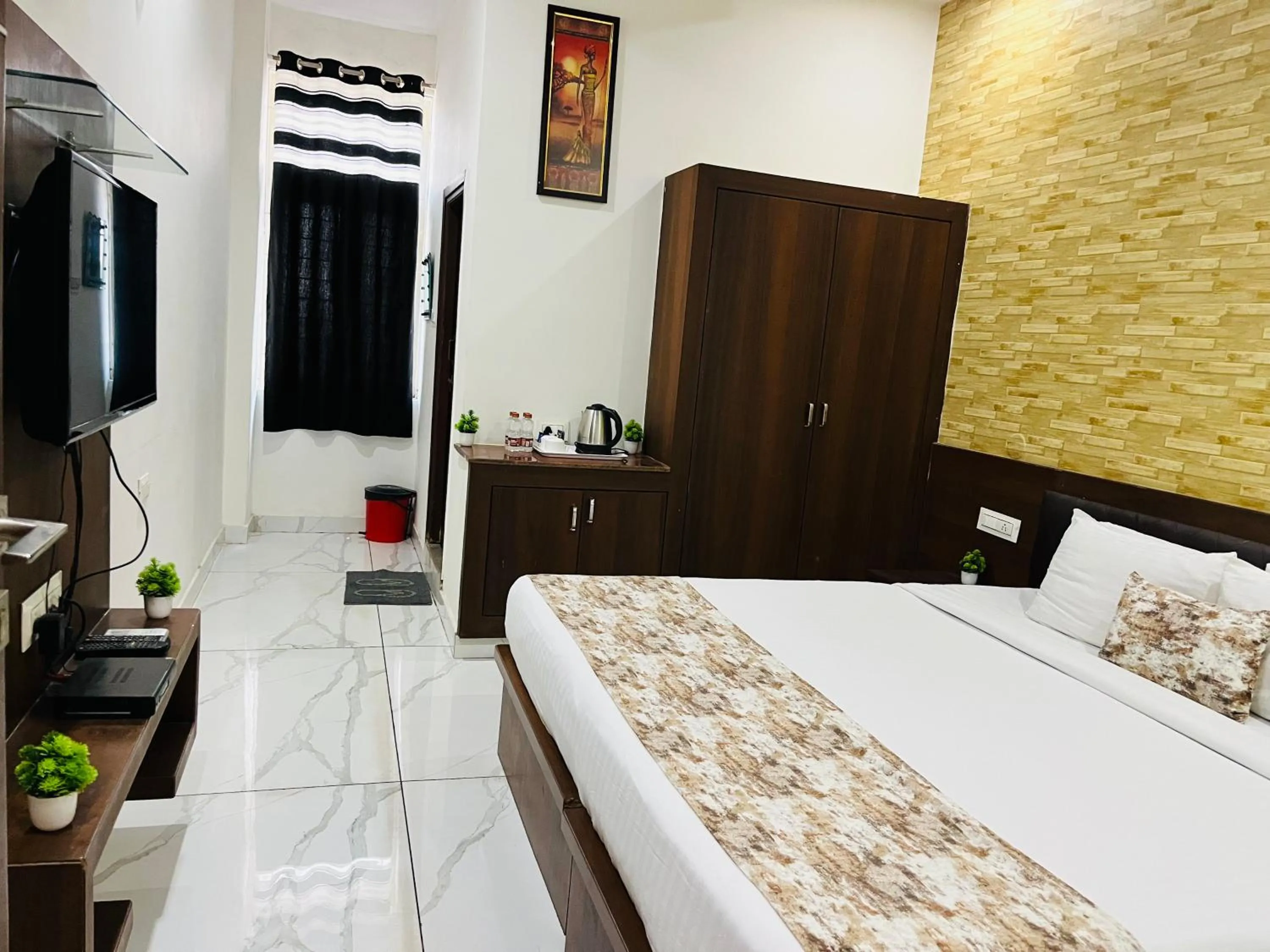 Communal lounge/ TV room, Bed in Hotel Plaza Hyderabad Airport Zone