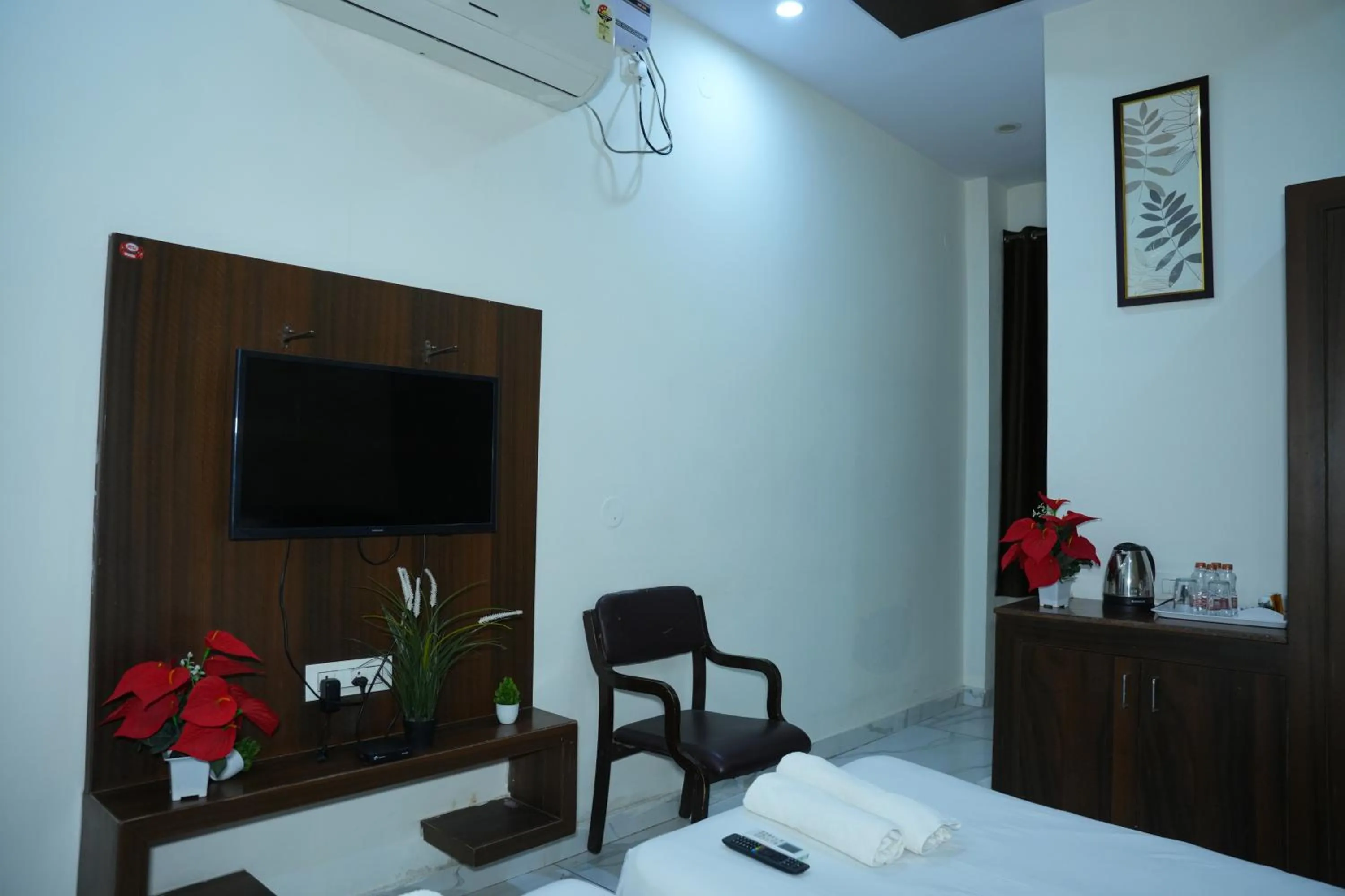 TV and multimedia, Bed in Hotel Plaza Hyderabad Airport Zone