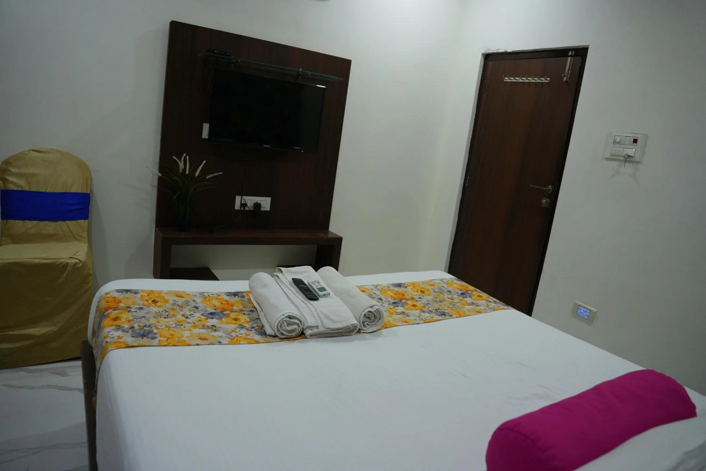 TV and multimedia, Bed in Hotel Plaza Hyderabad Airport Zone