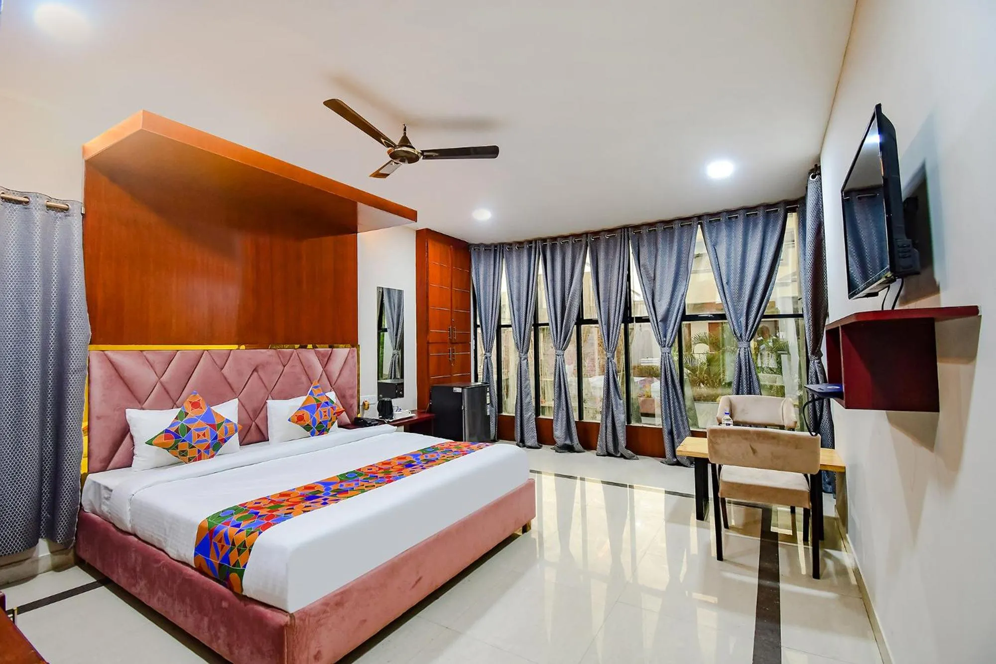 Communal lounge/ TV room, Bed in FabHotel Greenland Grand - Nr Kalinga Stadium