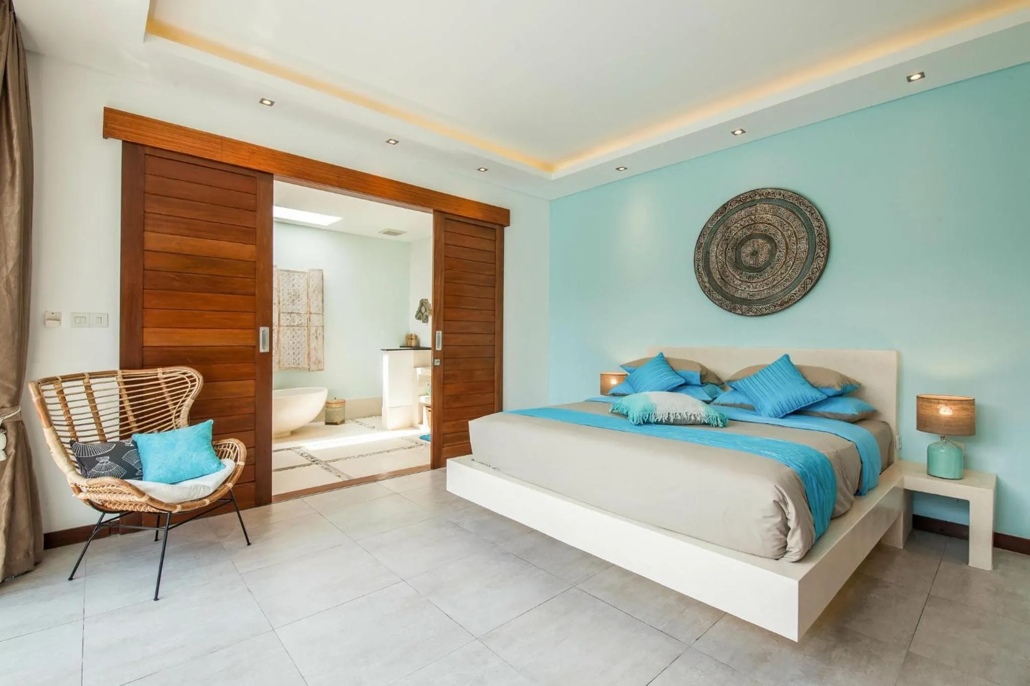 Walk to the Beach from Luxury Designer Villa