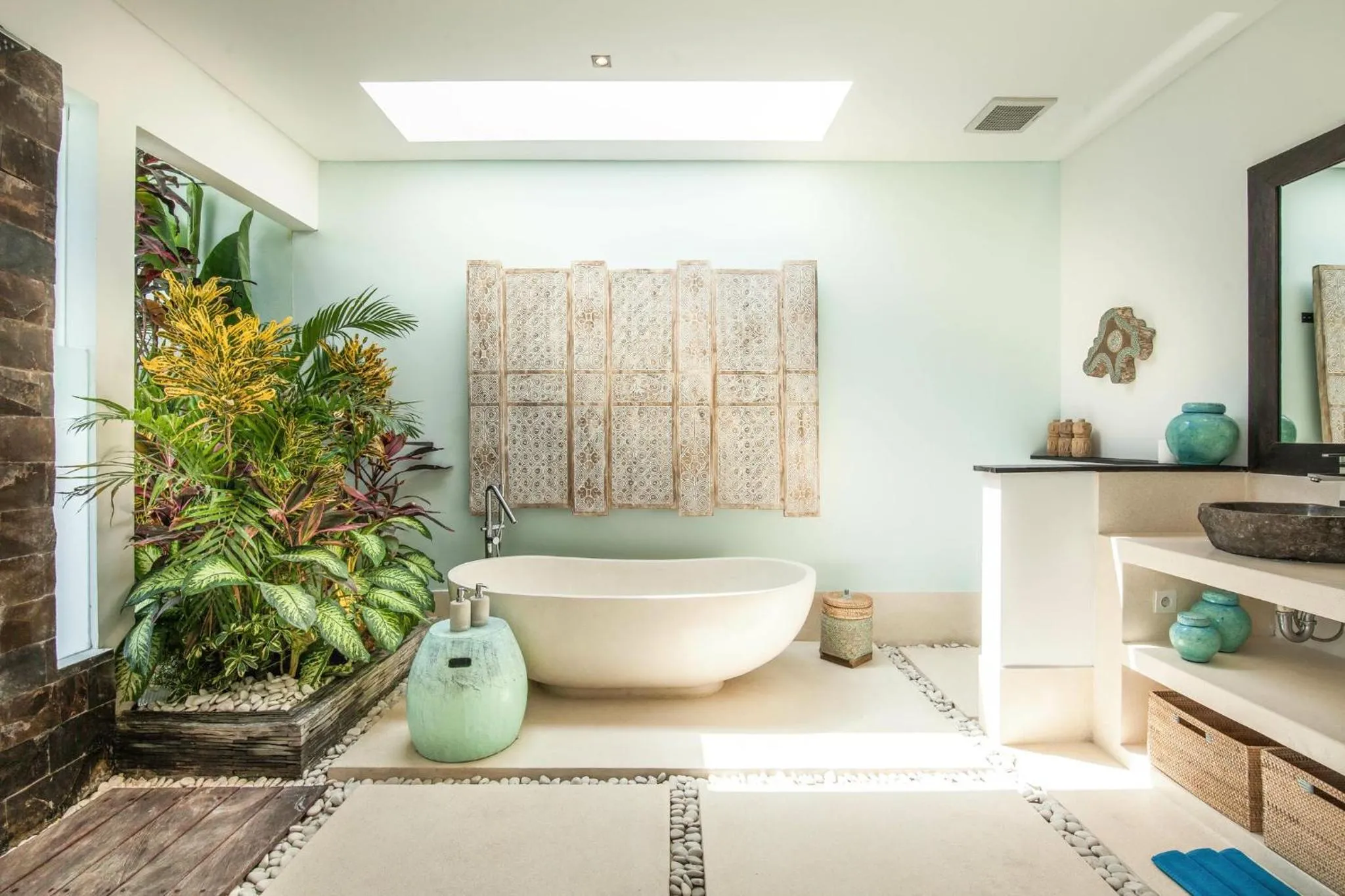 Walk to the Beach from Luxury Designer Villa