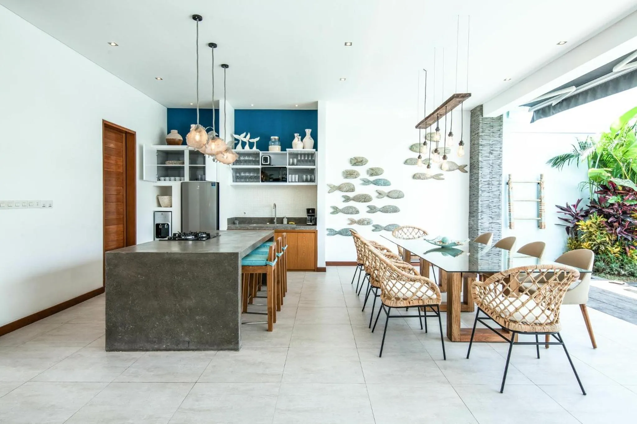 Walk to the Beach from Luxury Designer Villa