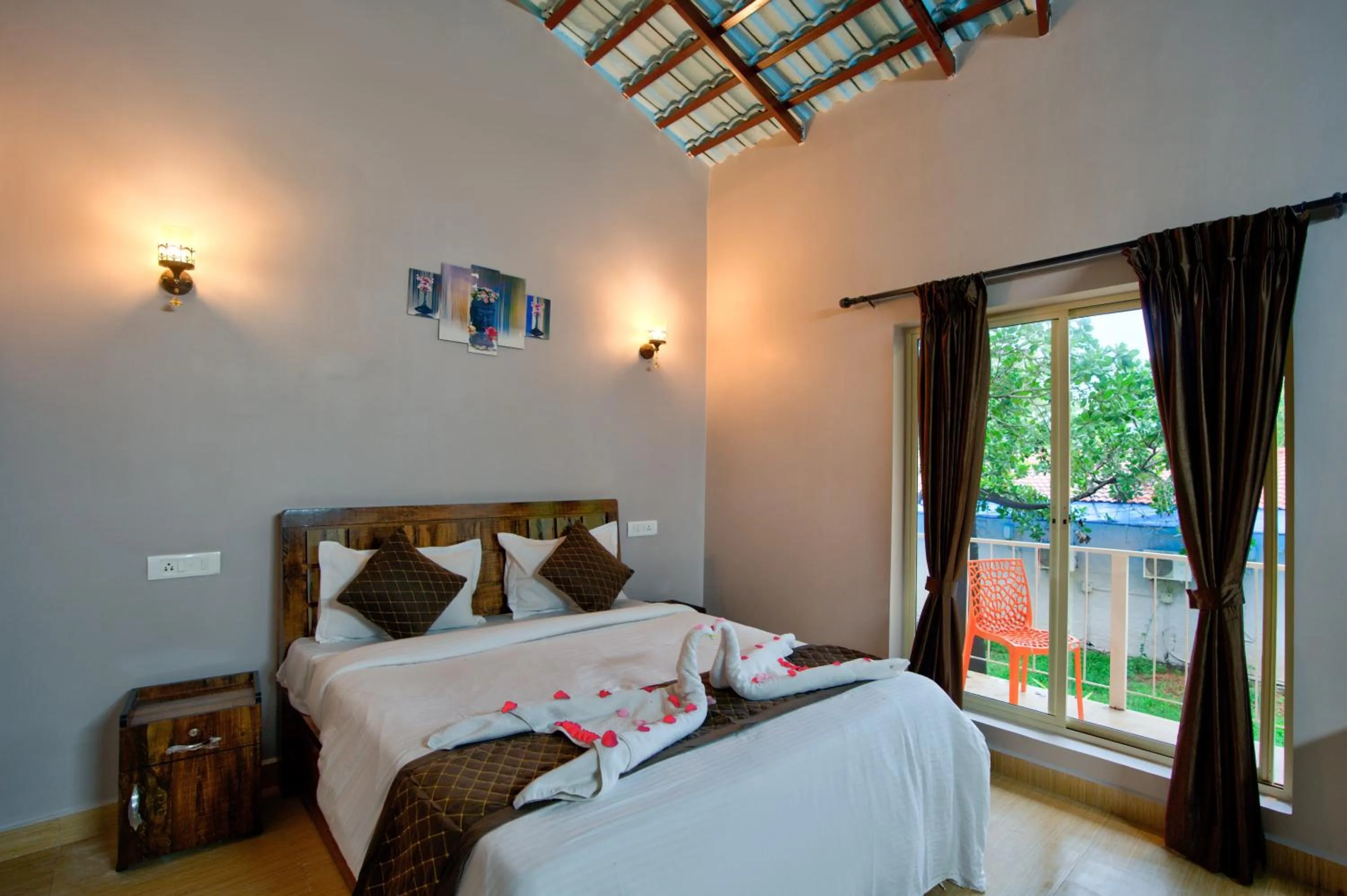 Bed in La Station Resort Vagator