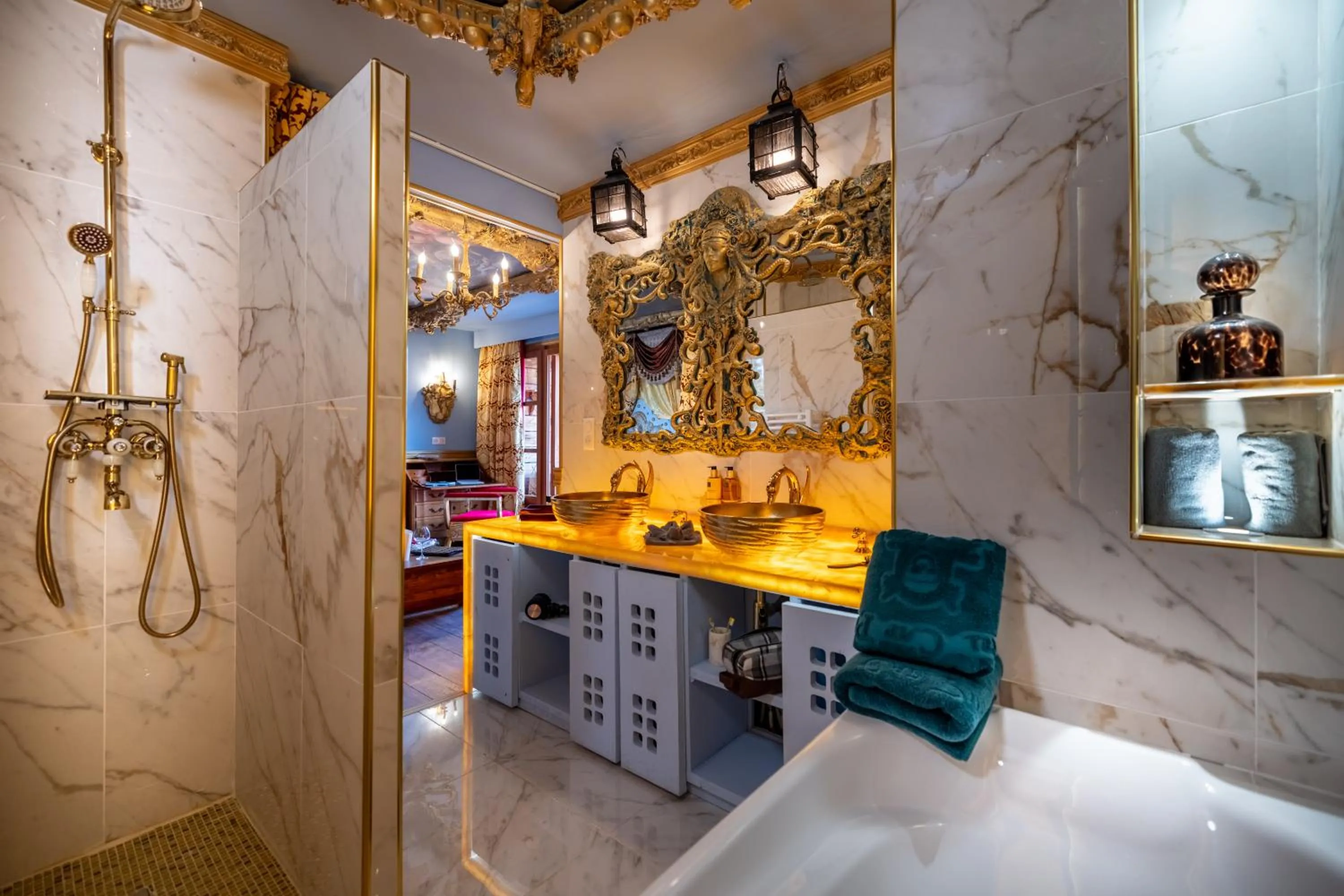 Shower in Hôtel Pirates World