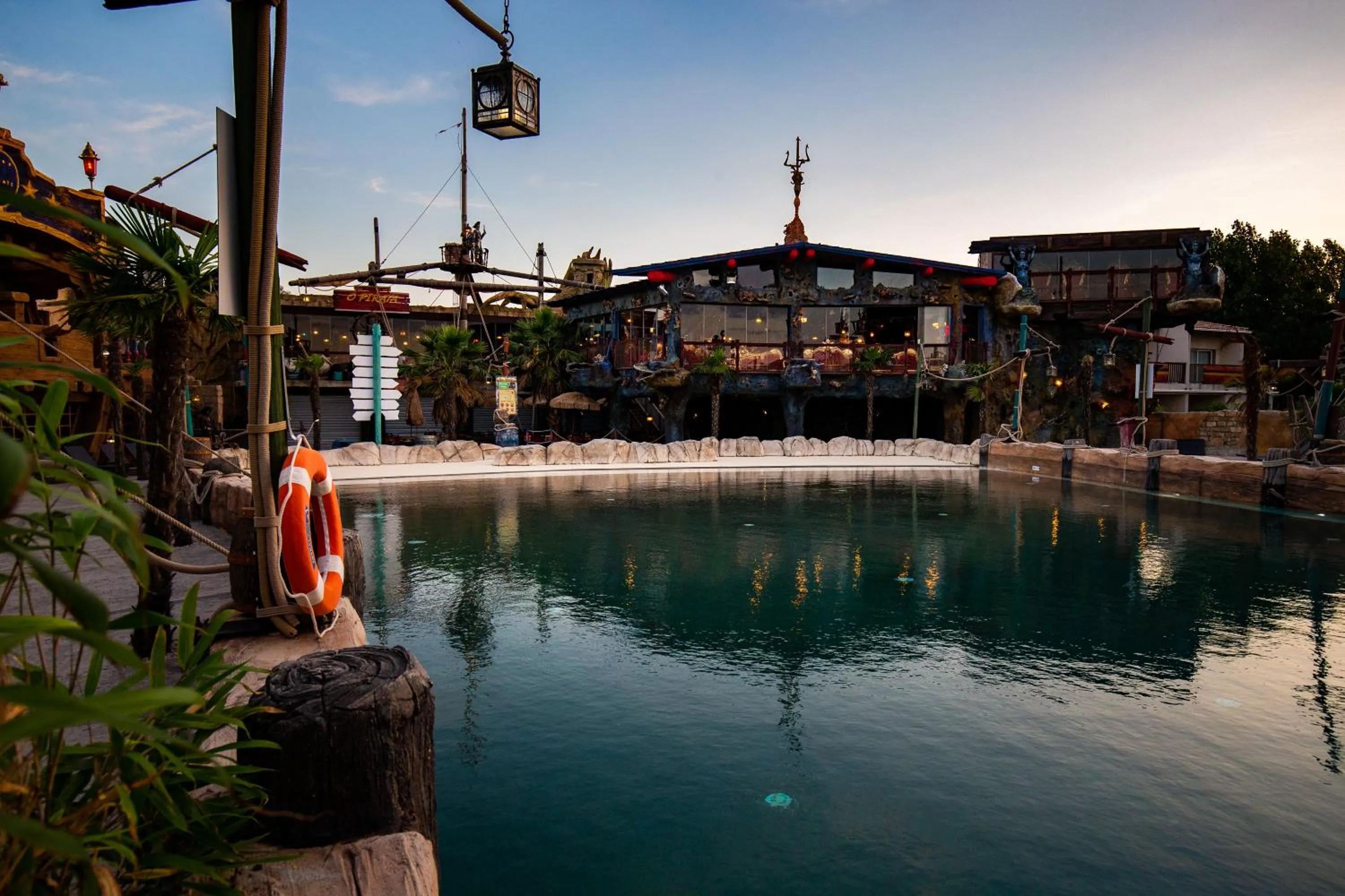 Swimming pool in Hôtel Pirates World