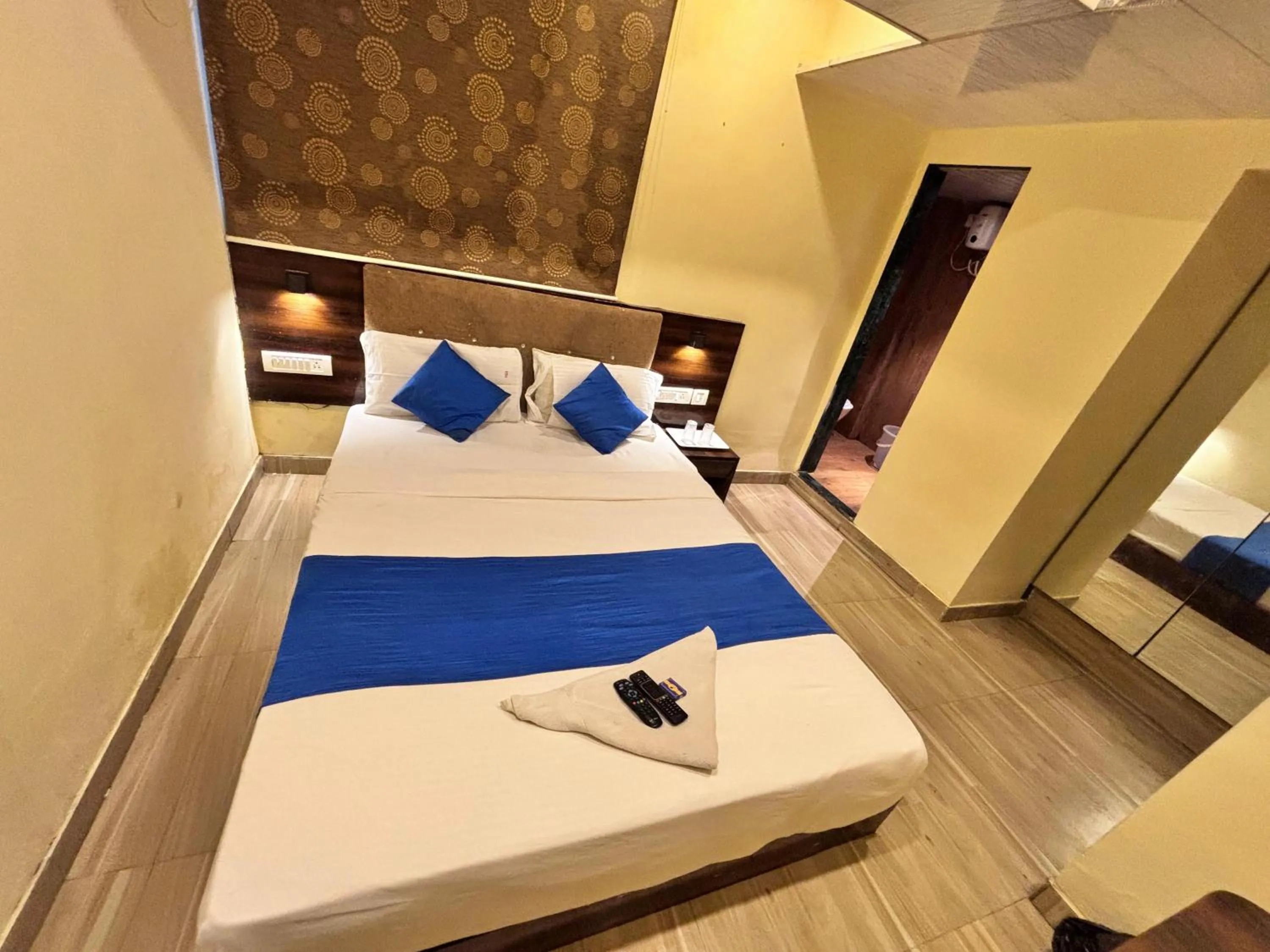 Bedroom in HOTEL SIGNATURE INN