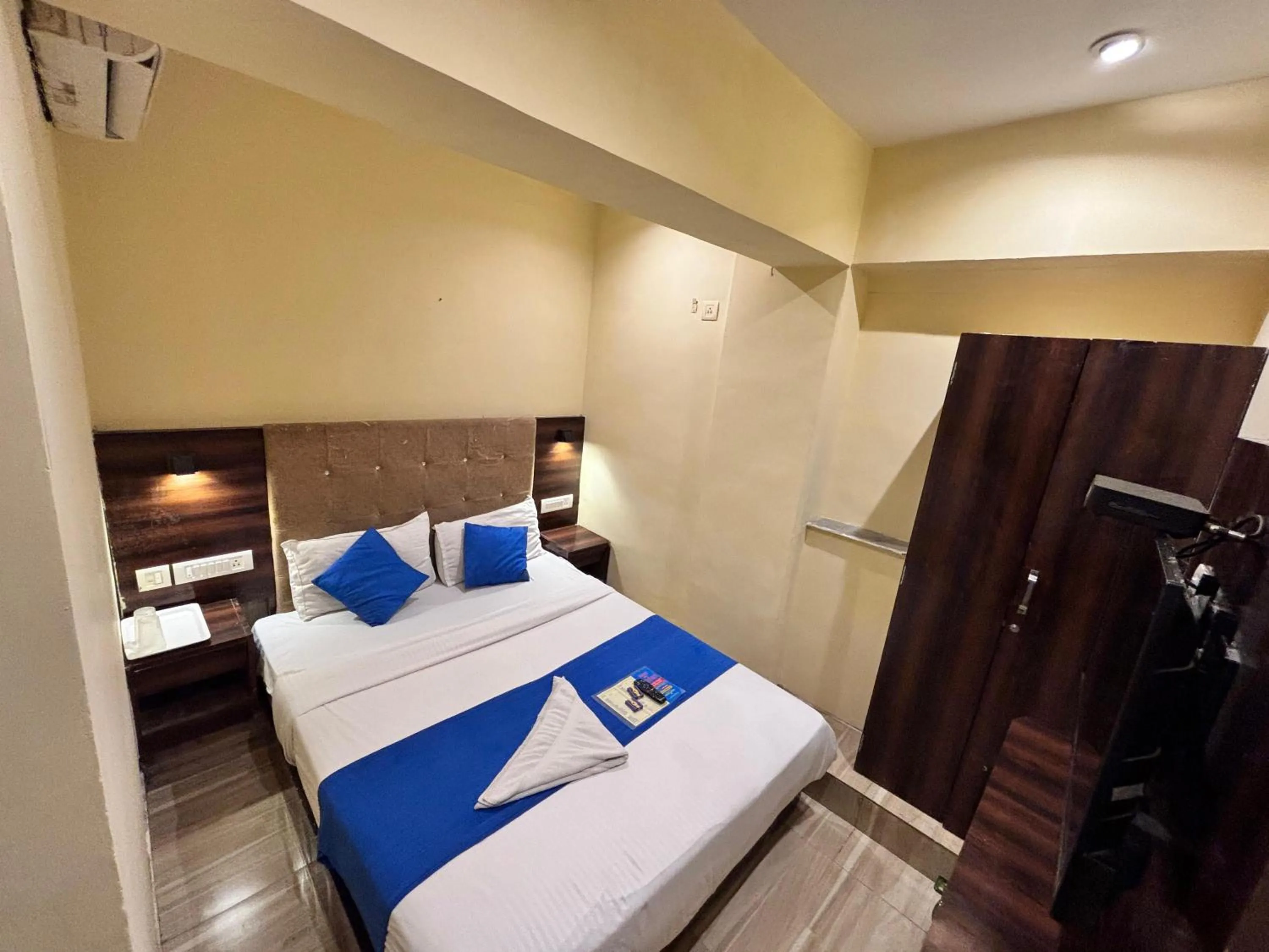 Bedroom in HOTEL SIGNATURE INN