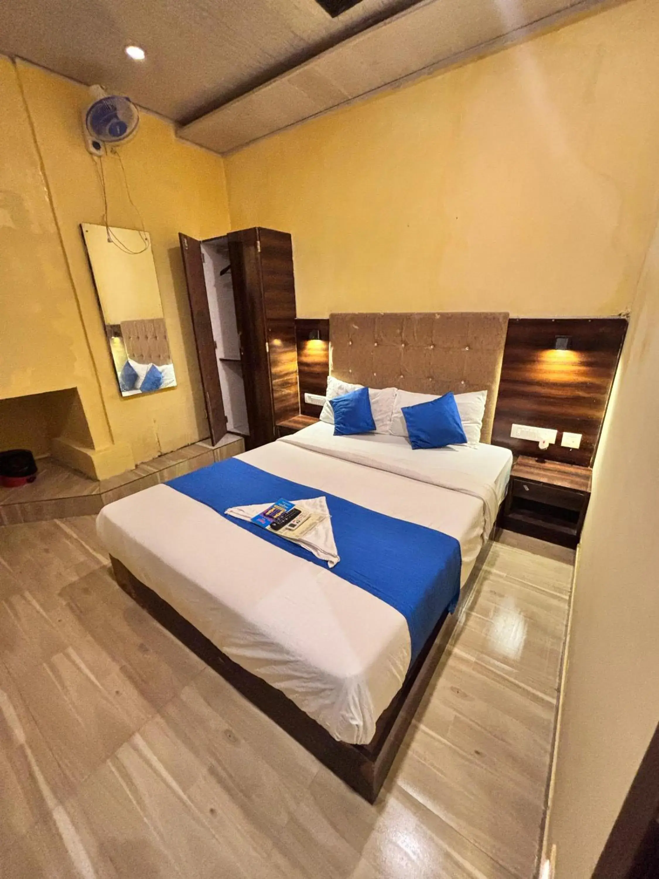 Deluxe Room - single occupancy in HOTEL SIGNATURE INN Deluxe Room - single occupancy in HOTEL SIGNATURE INN