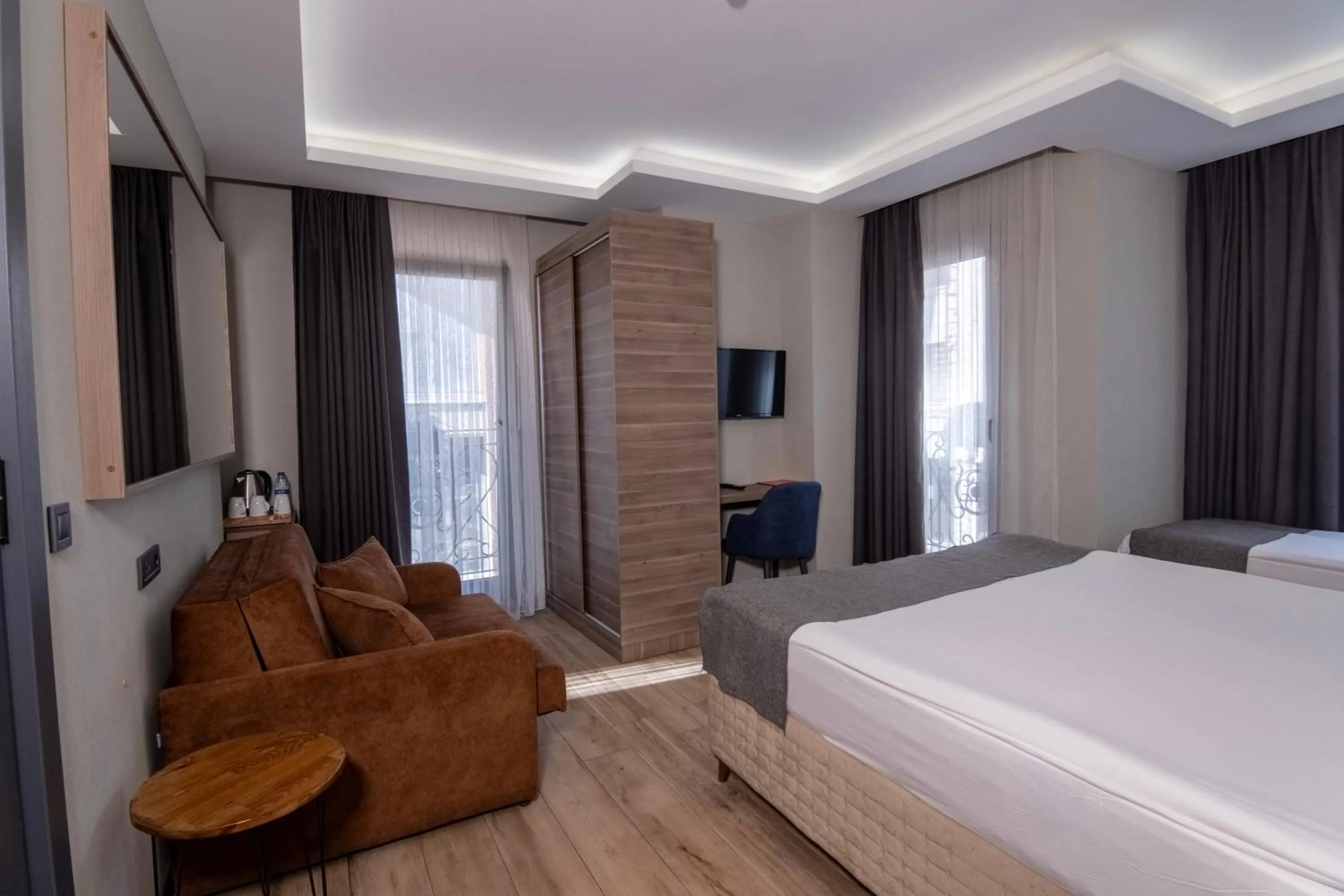 Communal lounge/ TV room, Bed in The Omiya Hotel