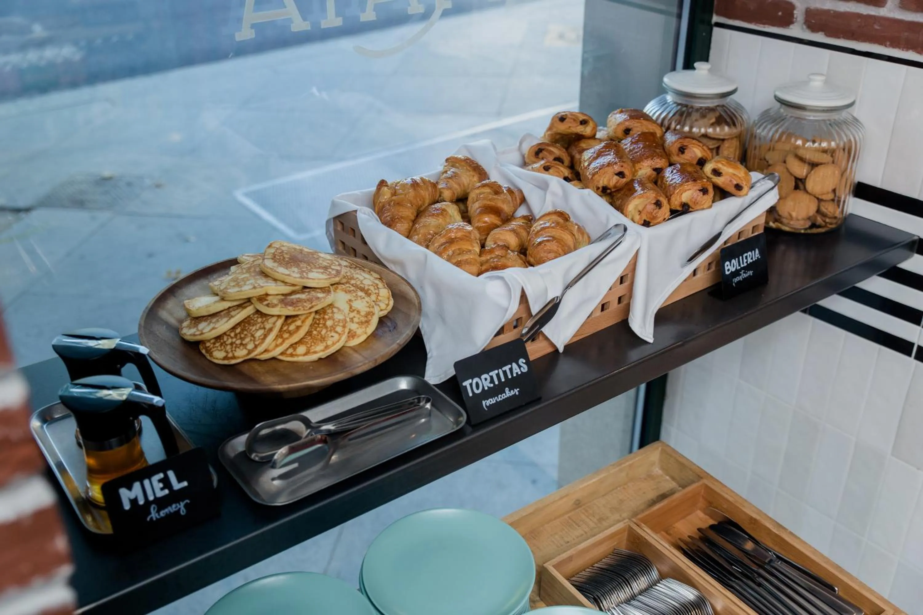 Restaurant/places to eat in LATROUPE Prado