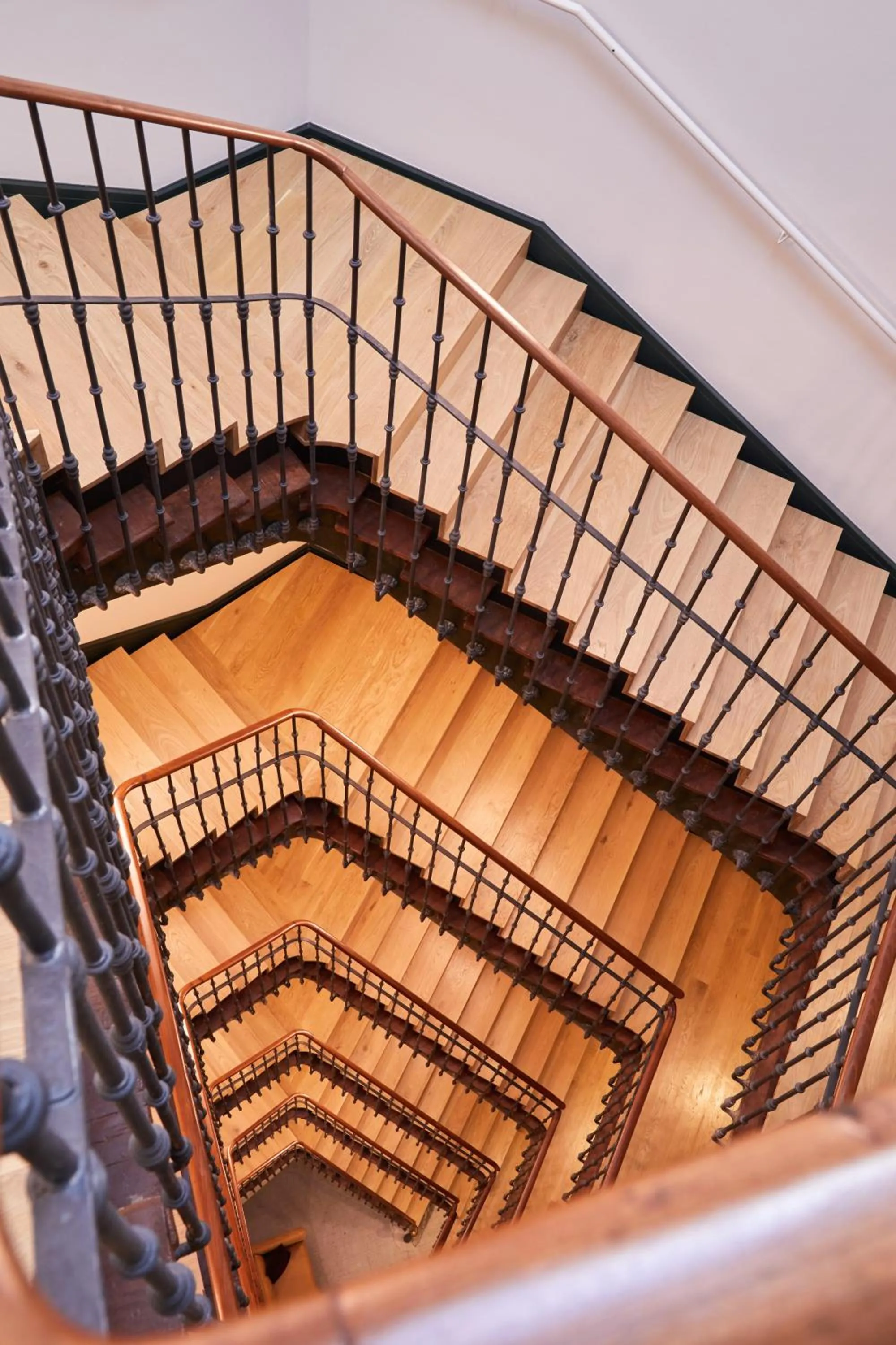 Property building in LATROUPE Prado