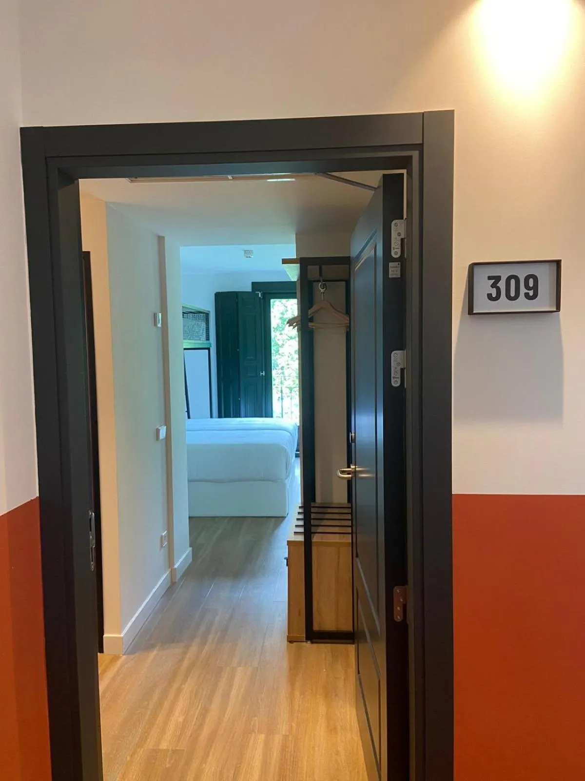 Property building, Bed in LATROUPE Prado