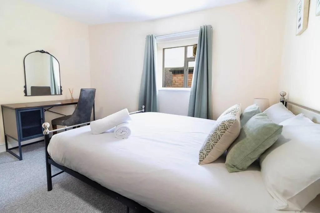 Bedroom, Bed in The Windmill Hotel