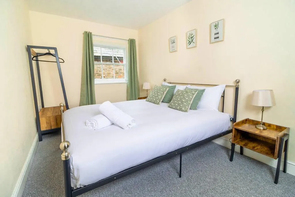 Bedroom, Bed in The Windmill Hotel