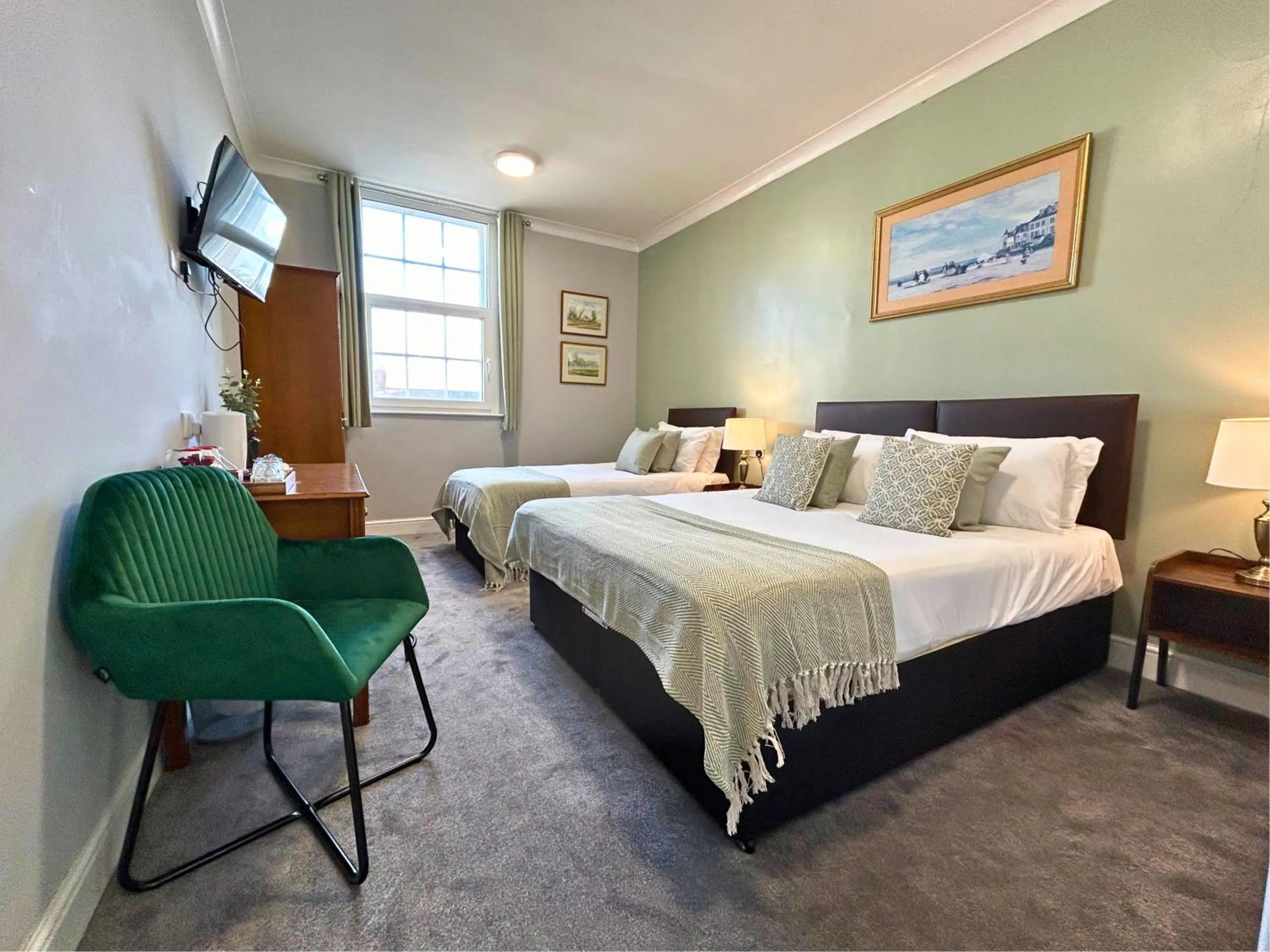 Photo of the whole room, Bed in The Windmill Hotel