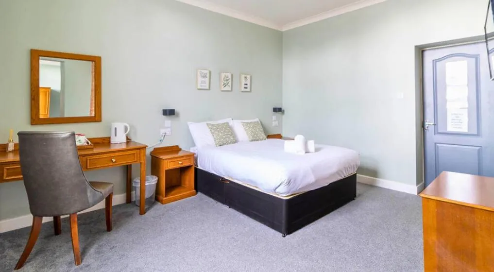 Bedroom, Bed in The Windmill Hotel