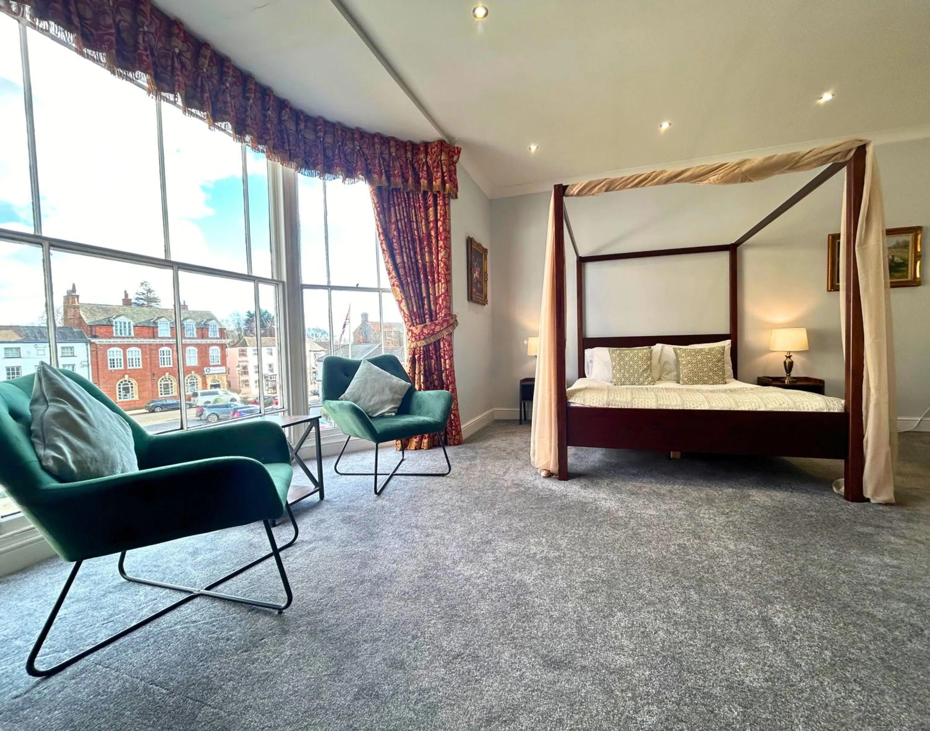 Seating area, Bed in The Windmill Hotel