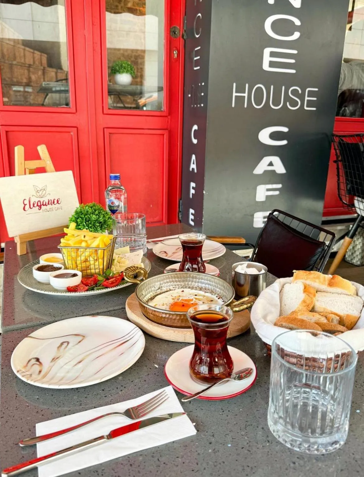 Food and drinks in Elegance Aparts Cihangir