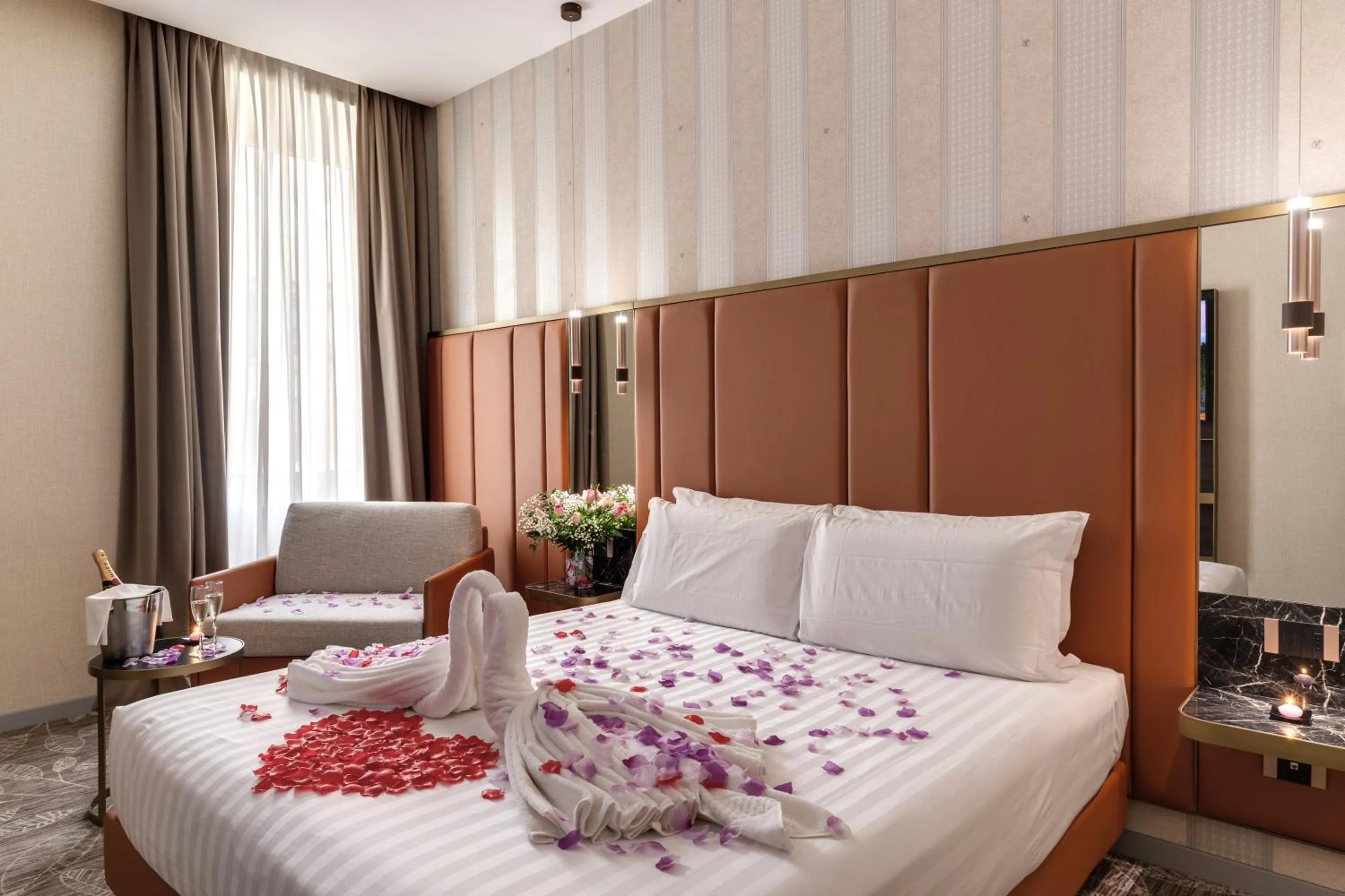 Bedroom, Bed in CC Palace Hotel