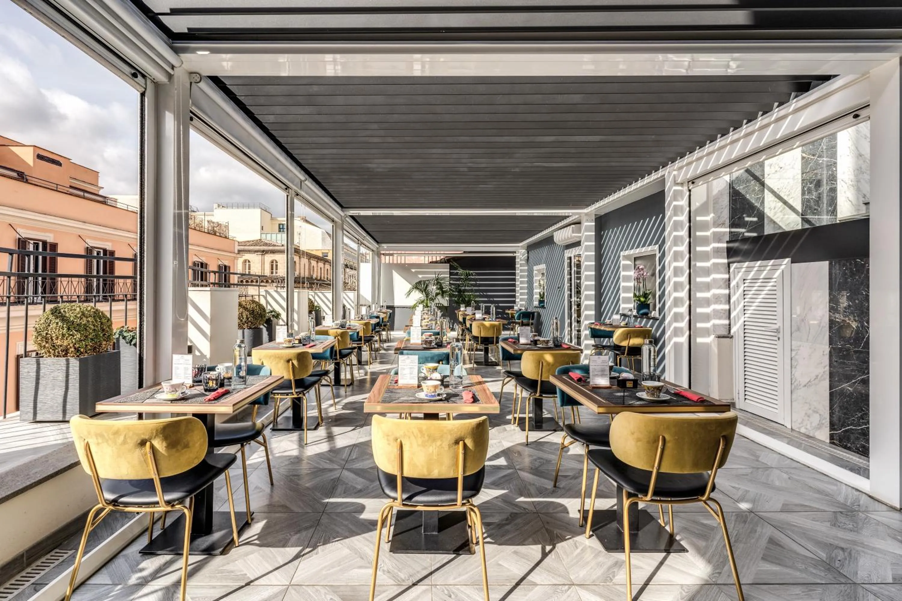 Restaurant/places to eat in CC Palace Hotel