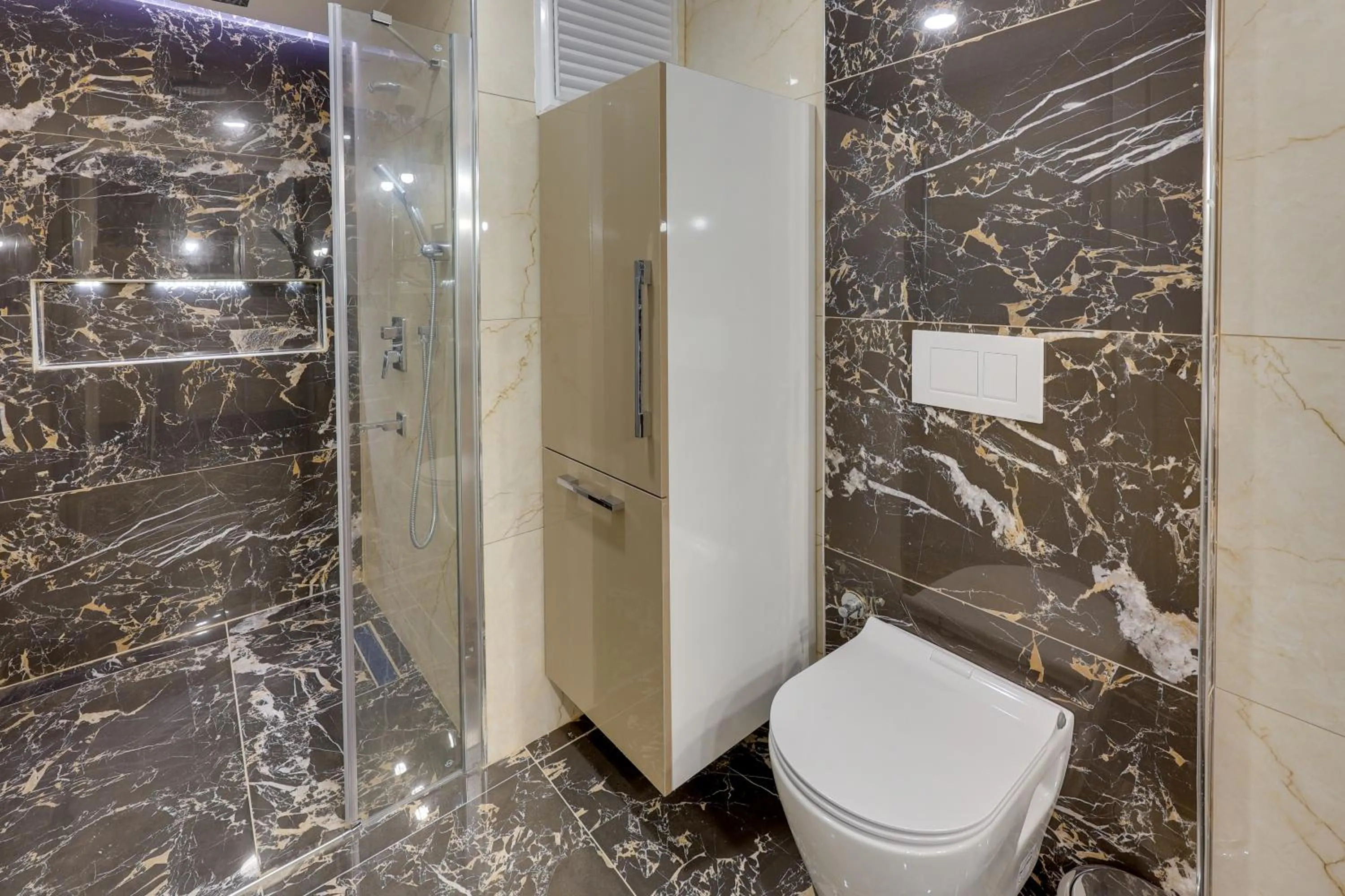 Shower in Ege Birlik Seasight Suites