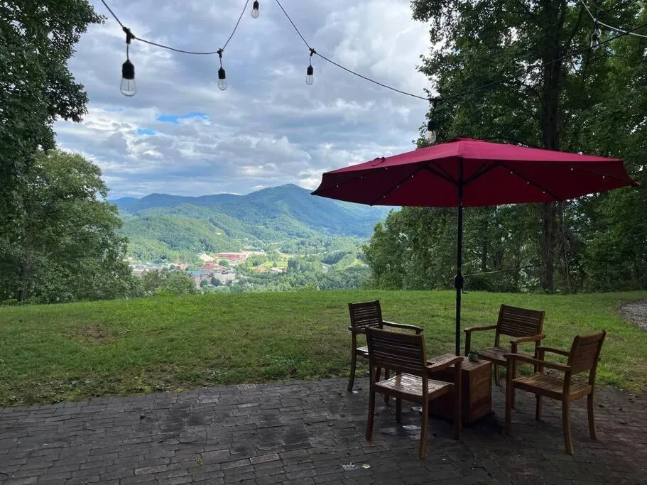 2 Bedroom Apartment overlooks WCU and Cullowhee NC - Smoke and Pet free