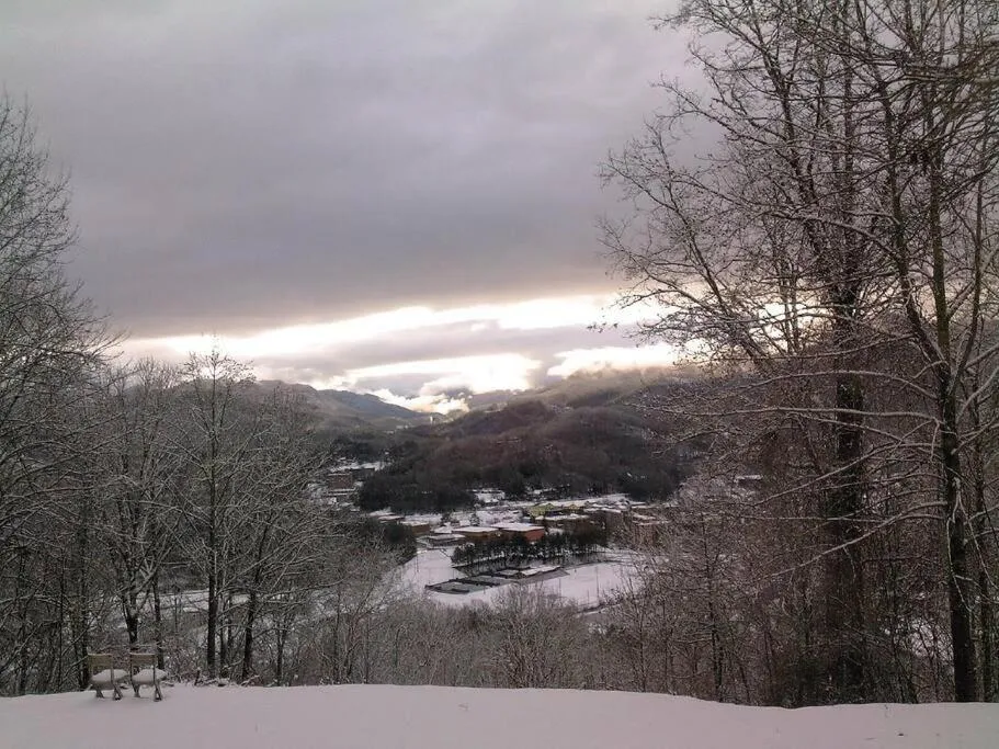 2 Bedroom Apartment overlooks WCU and Cullowhee NC - Smoke and Pet free