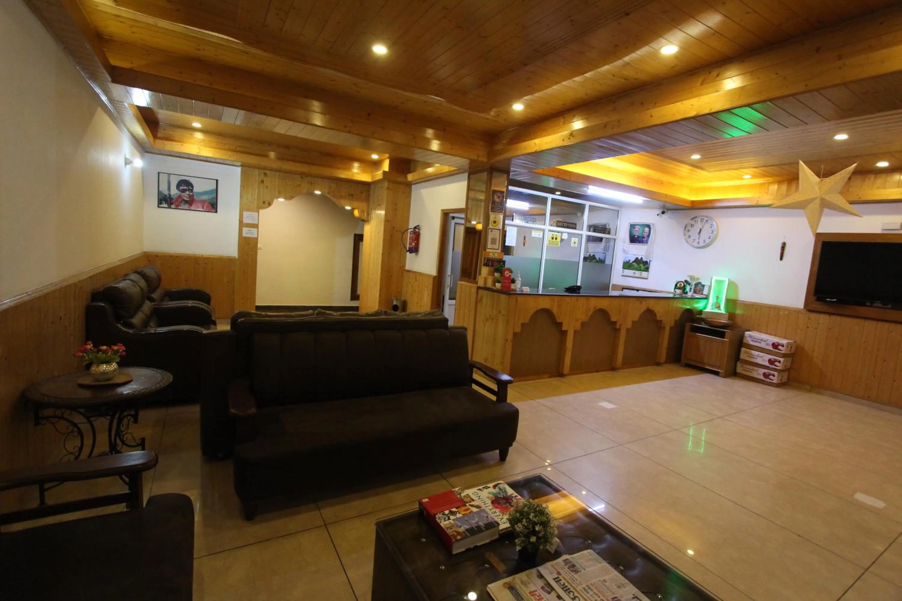 Communal lounge/ TV room in Hotel NSB Manali