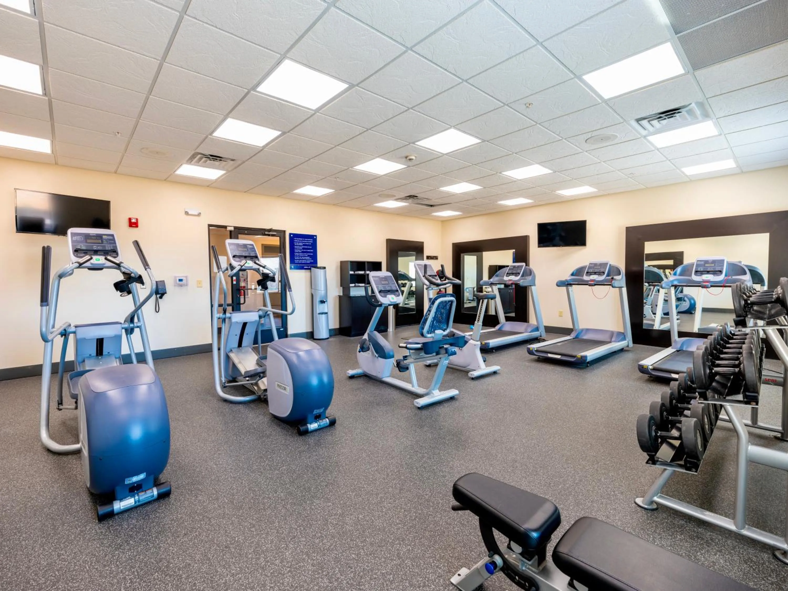 Fitness centre/facilities in Flag Point Inn and Suites Pratt by FairBridge