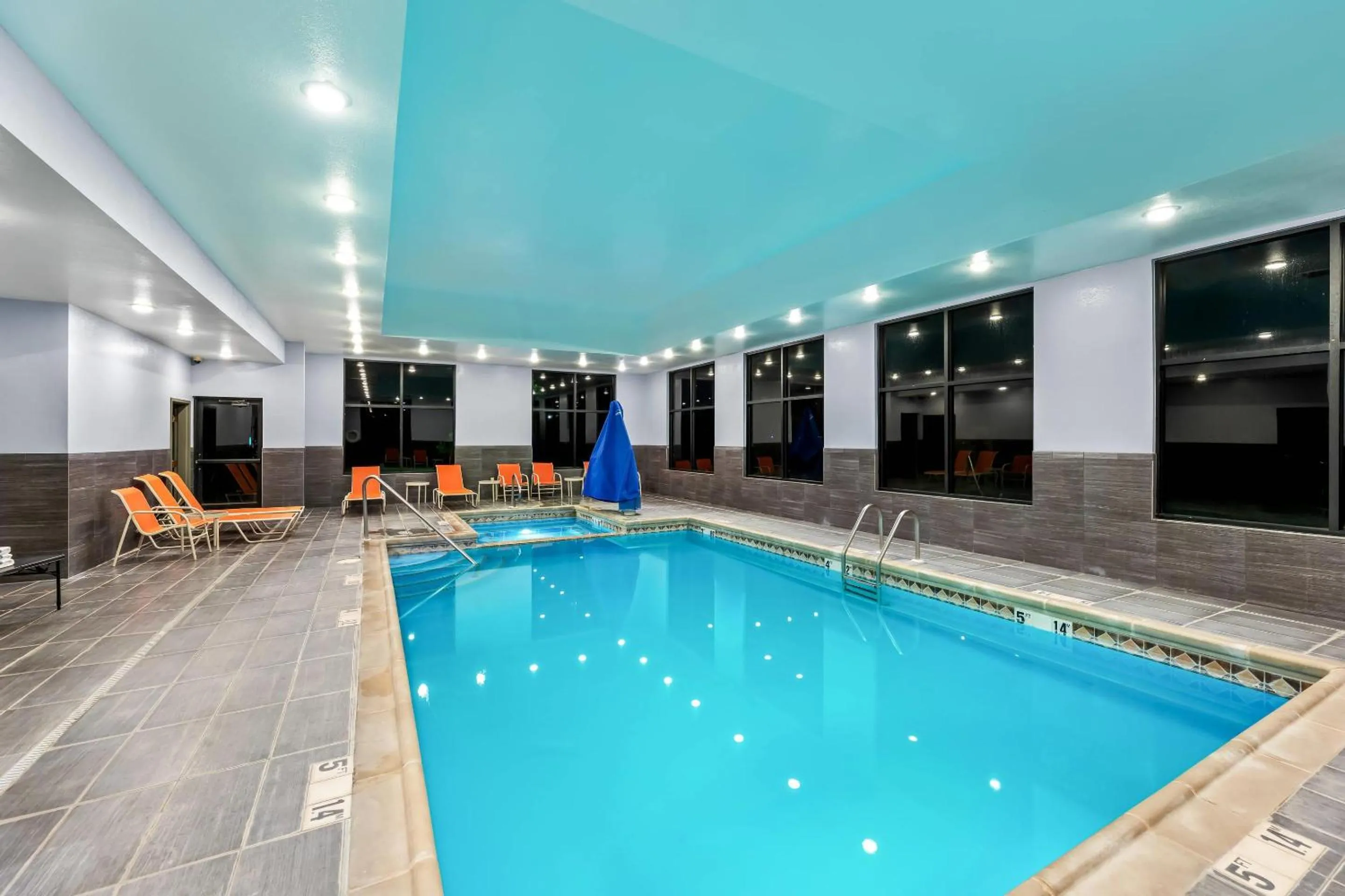 Swimming pool in Quality Inn - Pratt