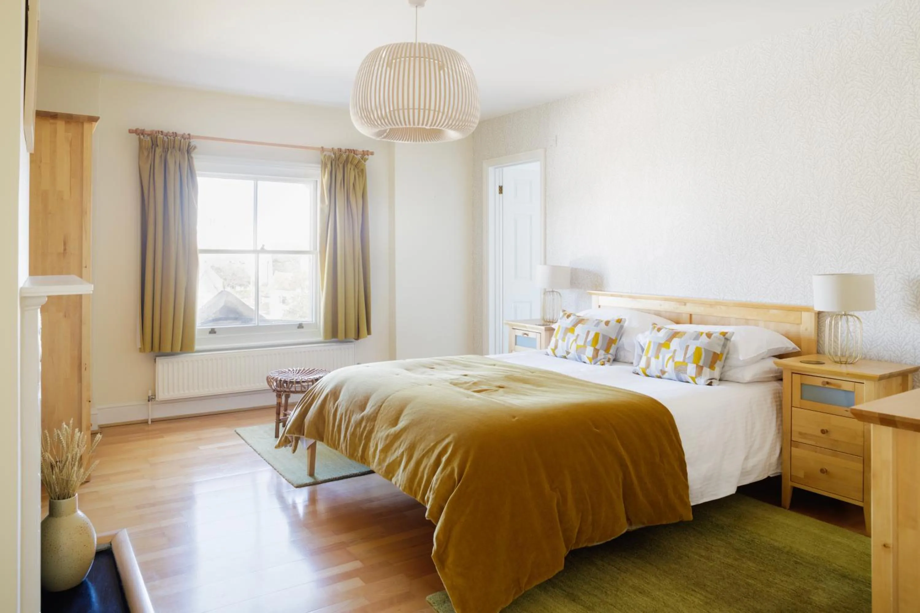 High View, Southwold High Street (2 bed, 2 bath, allocated parking, balcony)