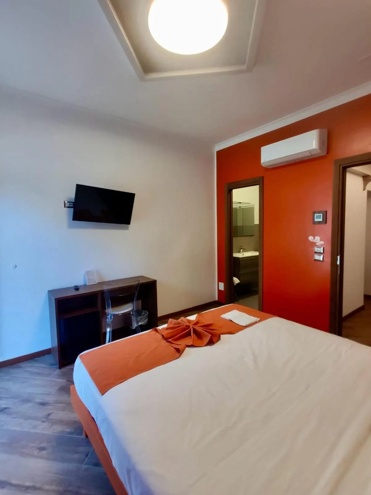 Bedroom, Bed in Rainbow Hotel Depandance Joli