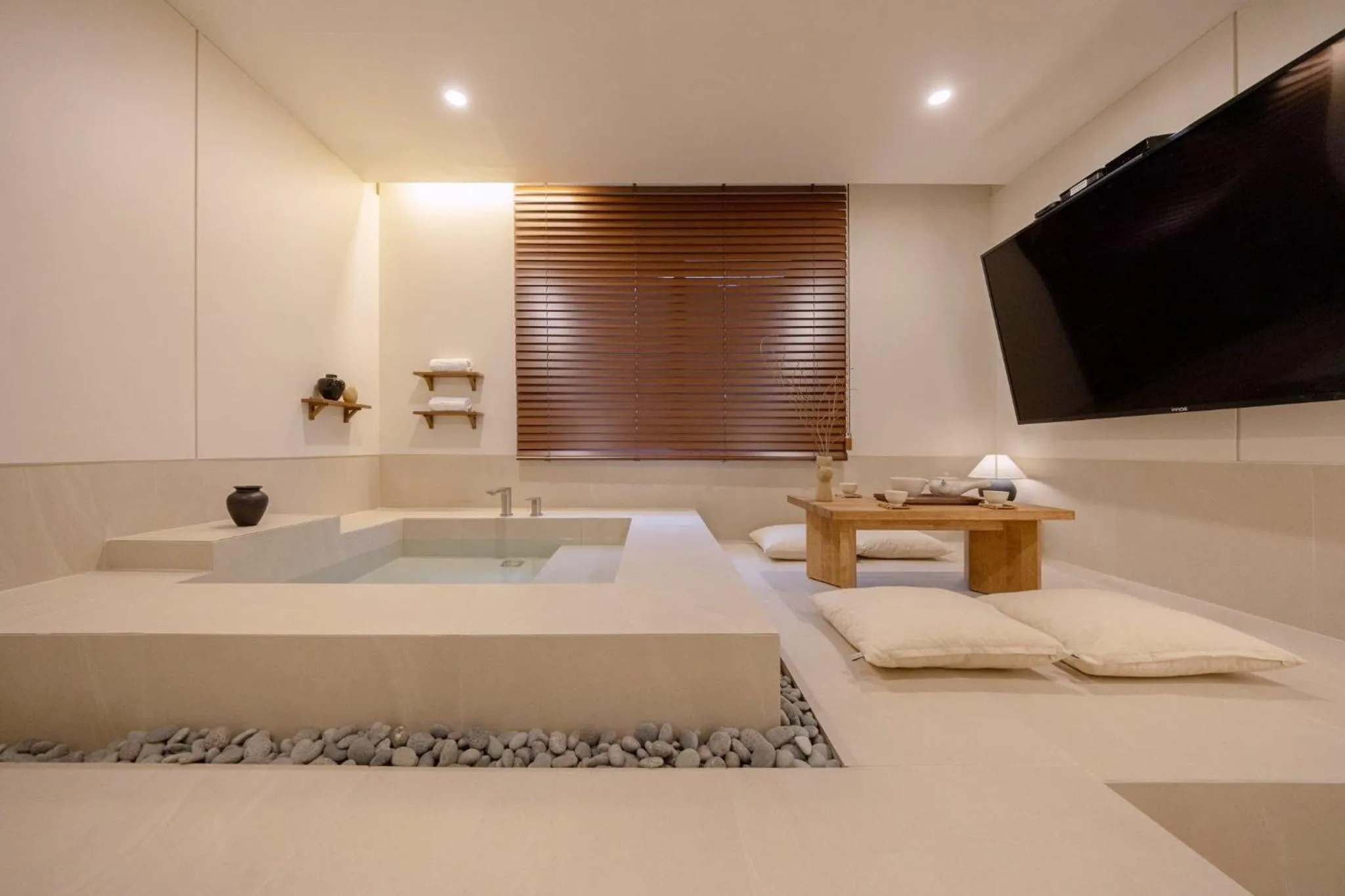 Hot Tub, Bed in Nomad Anook Hotel Gumi