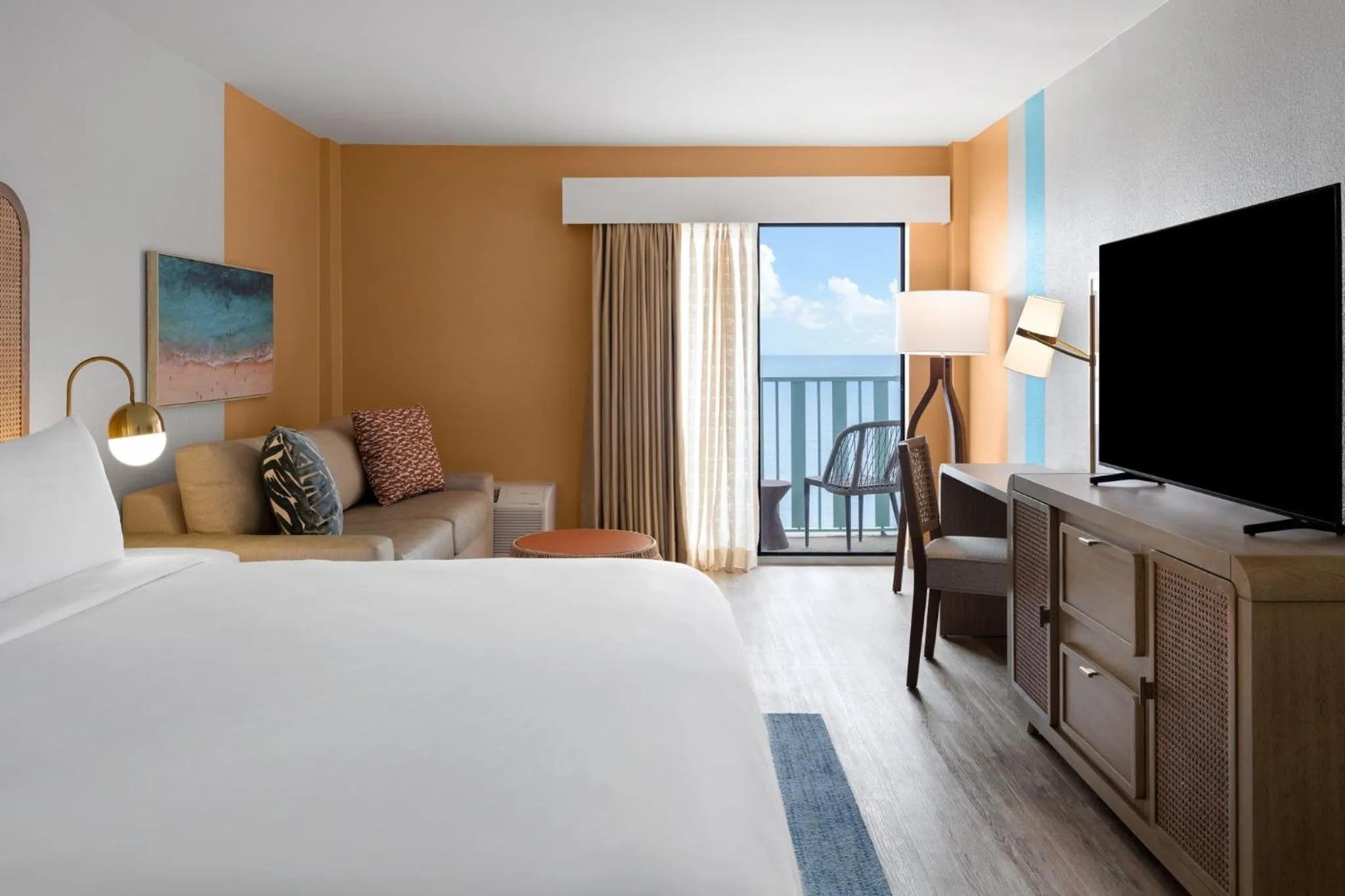 Photo of the whole room, Bed in voco The Shelby - Myrtle Beach by IHG