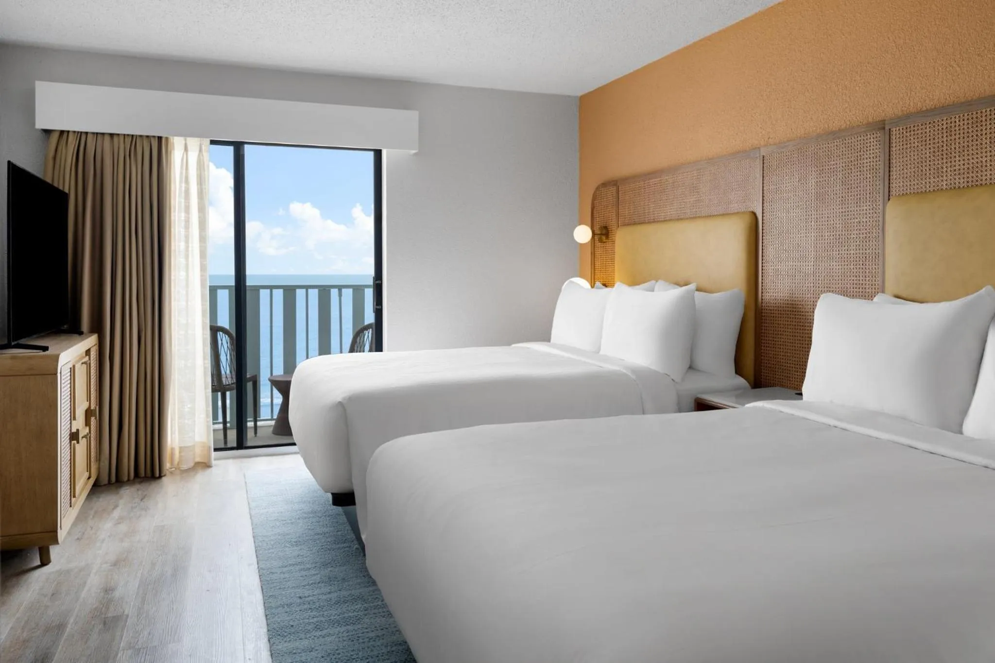 Photo of the whole room, Bed in voco The Shelby - Myrtle Beach by IHG