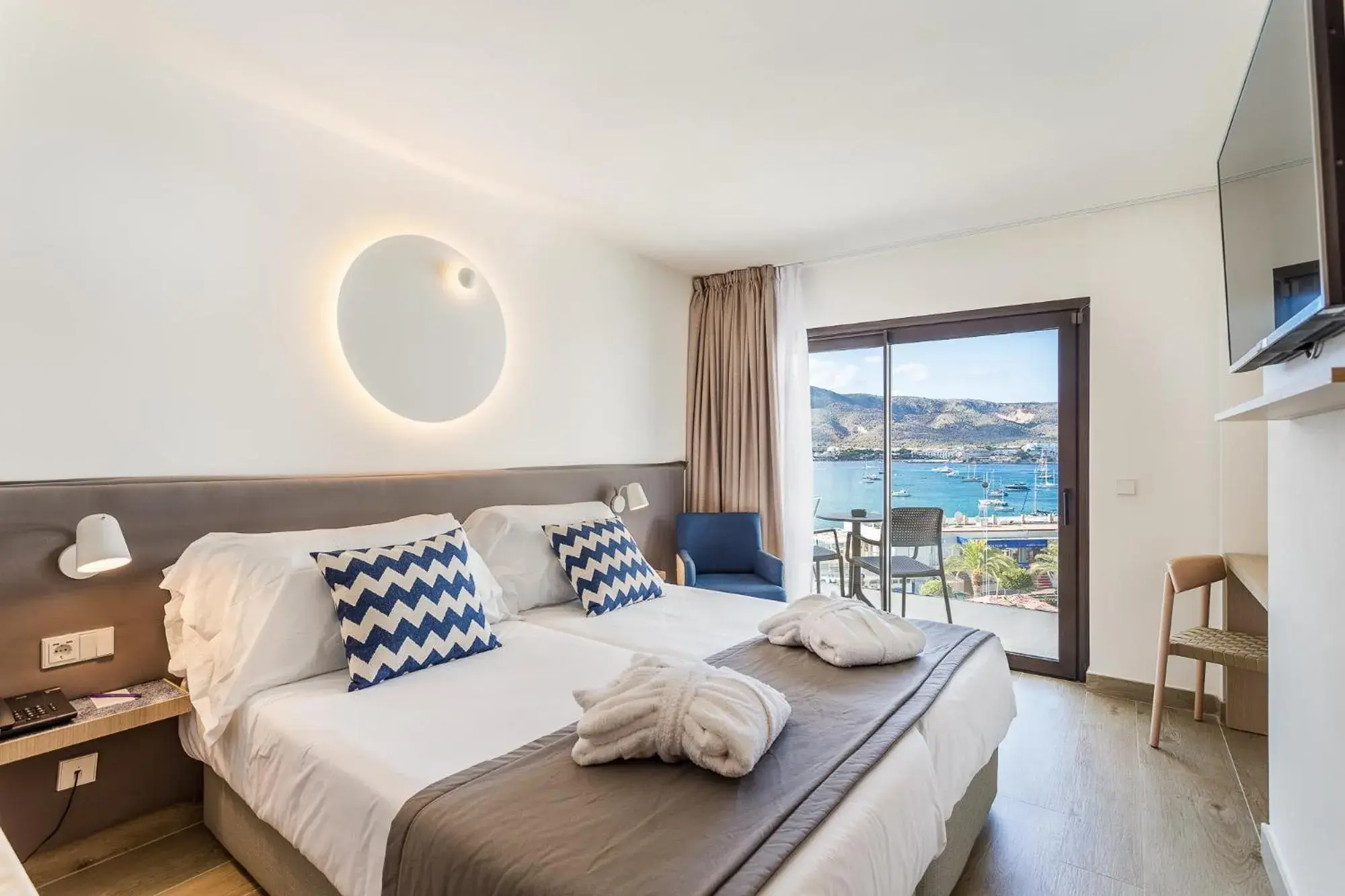 Photo of the whole room, Bed in FERGUS Style Tobago - Adults Only Photo of the whole room, Bed in FERGUS Style Tobago - Adults Only