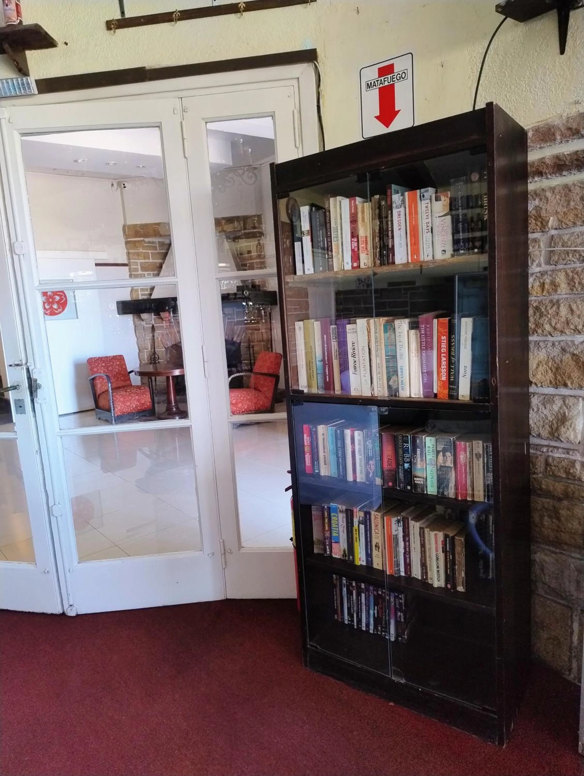 Library in Hostal del Sur