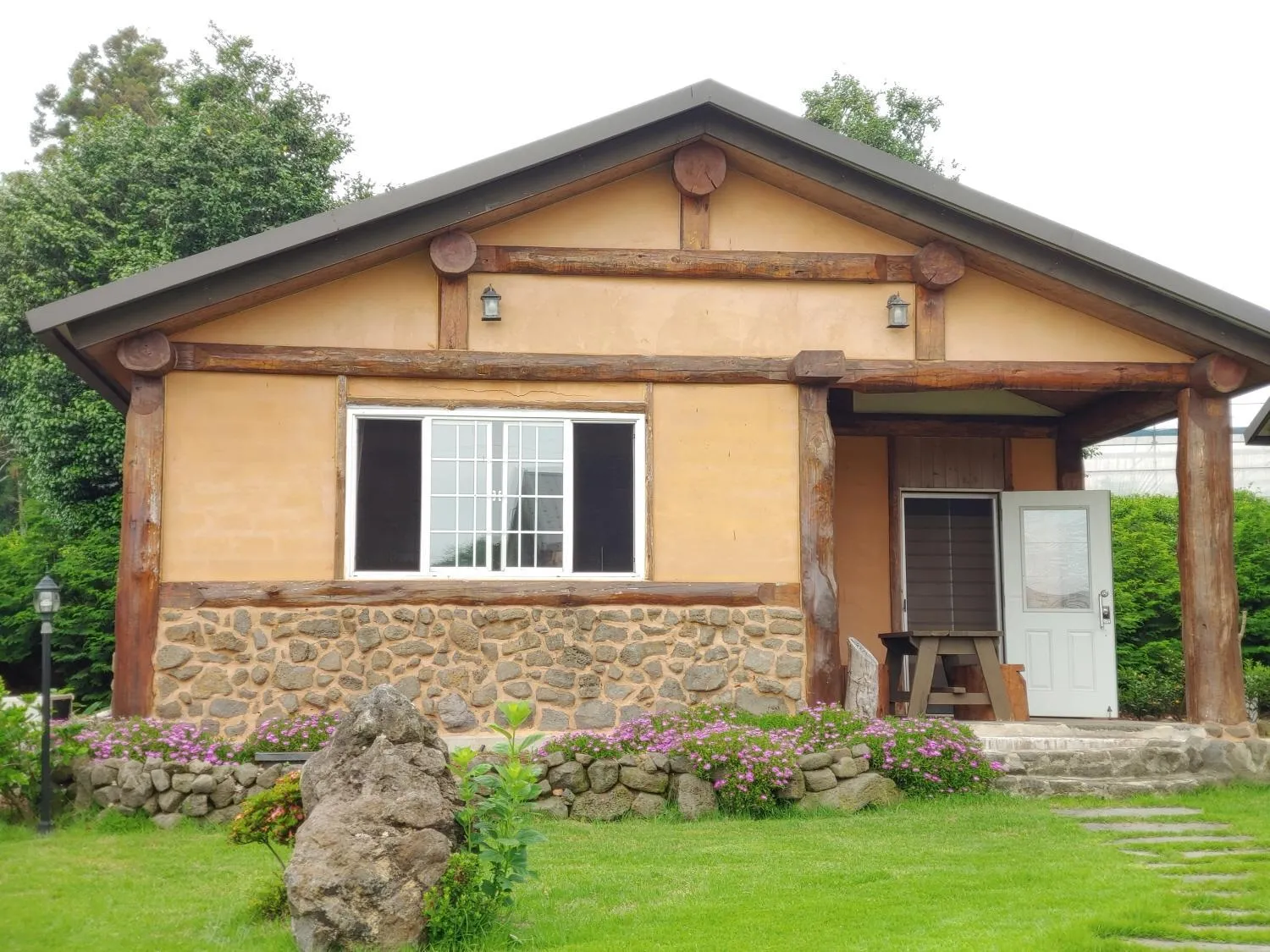 Geumok Log Pension