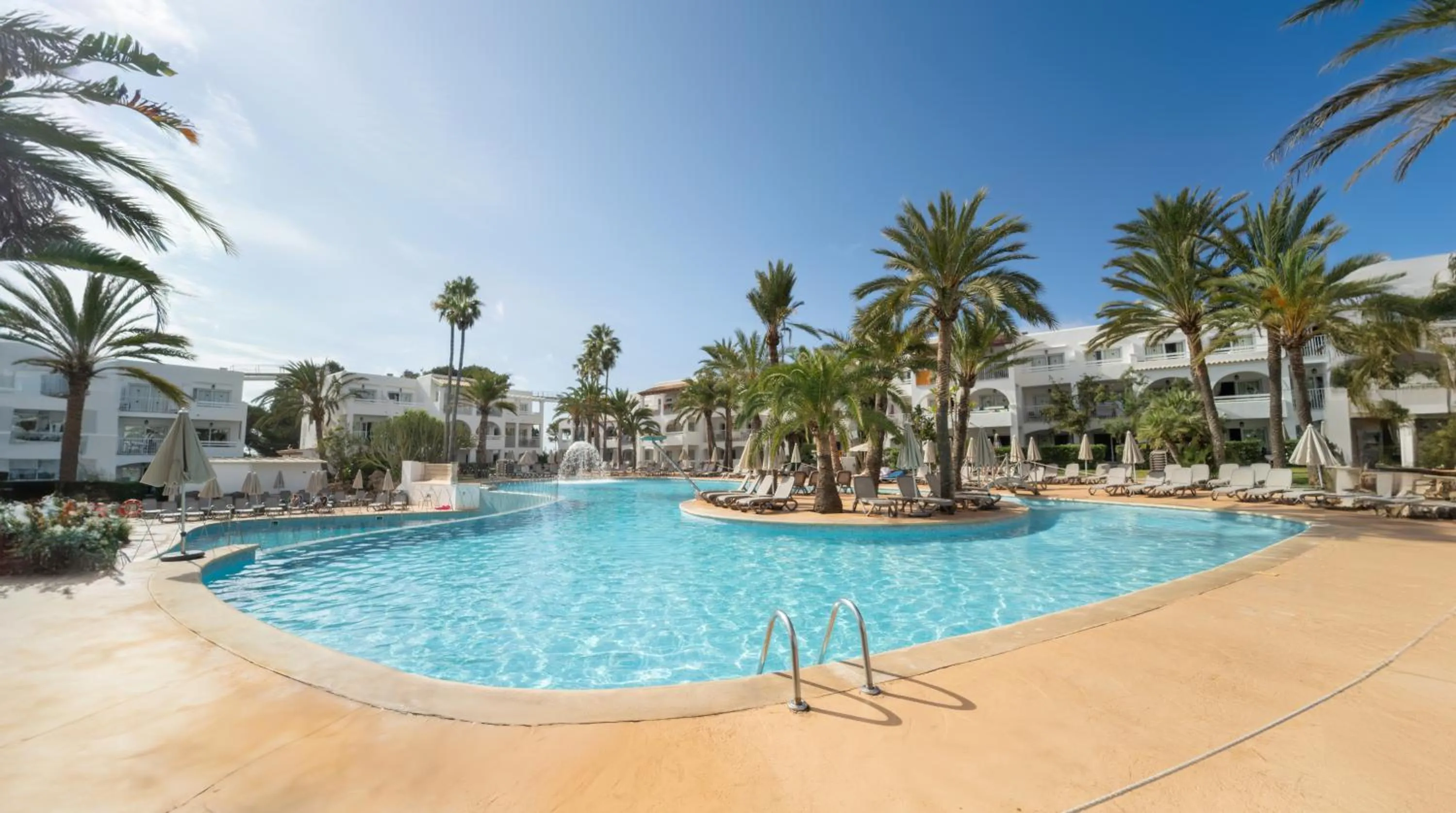 Swimming pool in Hotel Calimera Fido Gardens